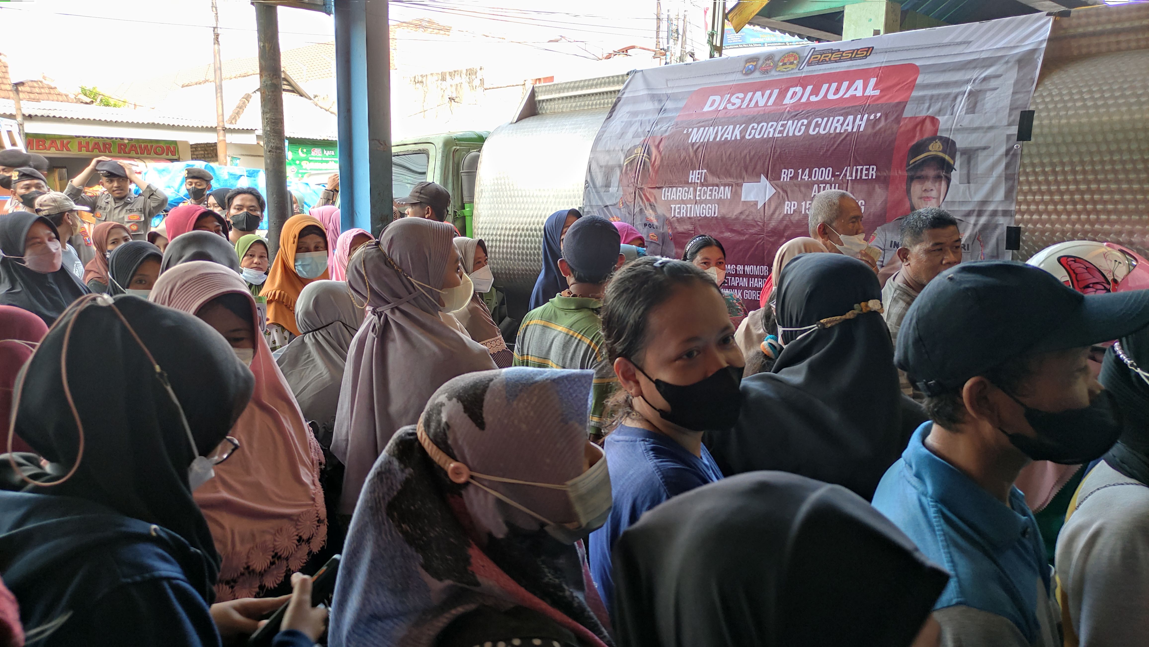 Warga Sidoarja rela mengantre lebih dari dua jam untuk mendapatkan migor curah saat OP Migor curah di Pasar Betro, Selasa (31/5)