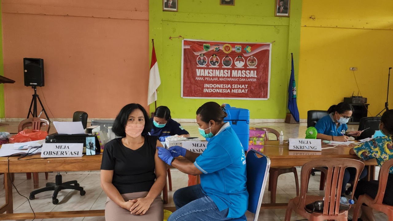 BIN Daerah Papua Barat tetap melaksanakan vaksinasi di 10 wilayah cegah pandemi terulang. 