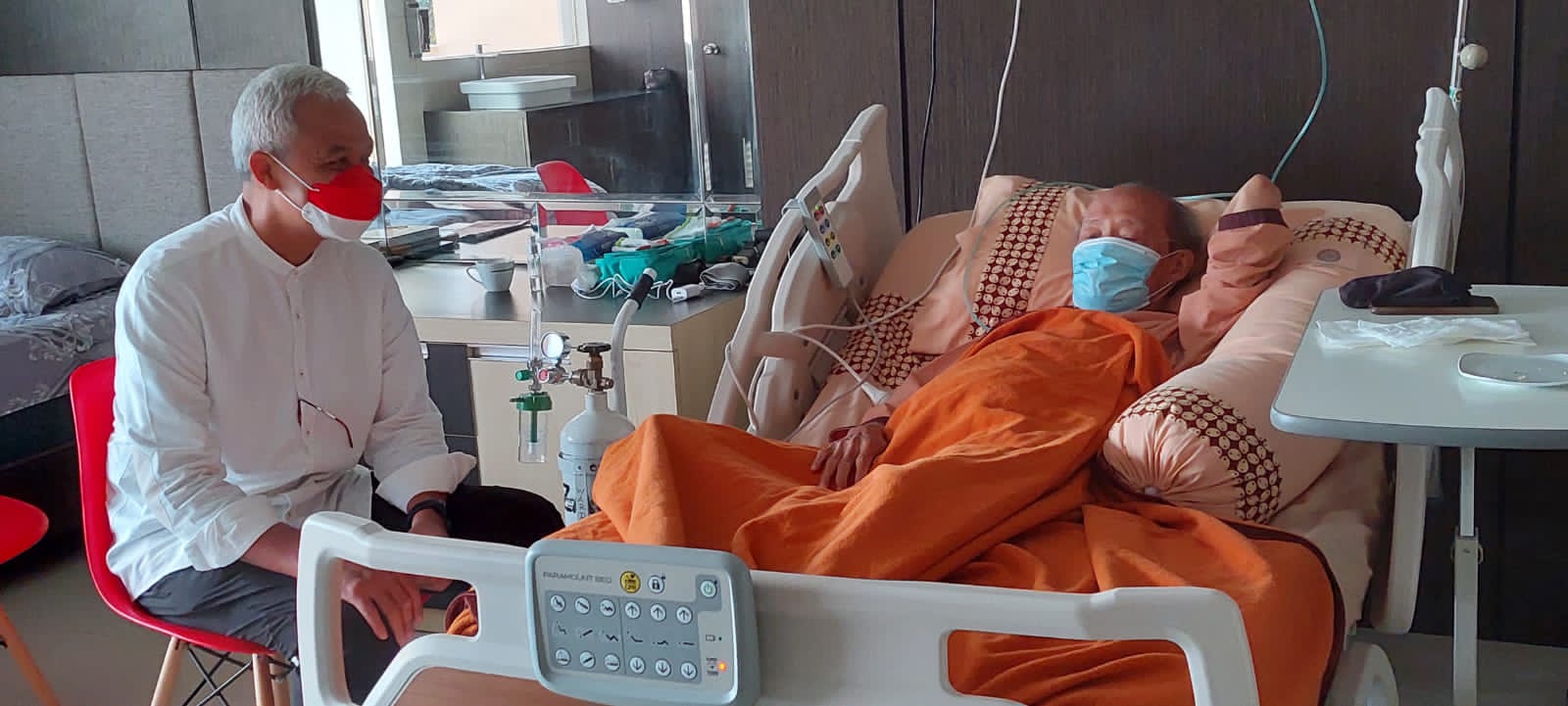 Gubernur Jawa Tengah Ganjar Pranowo menjenguk Ahmad Syafii Maarif di RS PKU Muhammadiyah, Yogyakarta