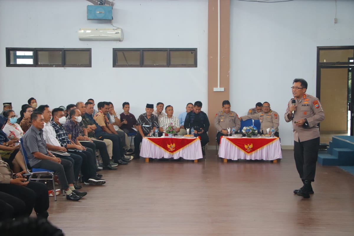 Kapolda Sulut Irjen Mulyatno sedang dialog wawasan kebangsaan dengan warga, pejabat dan ASN di Boltim, Sabtu (28/5)