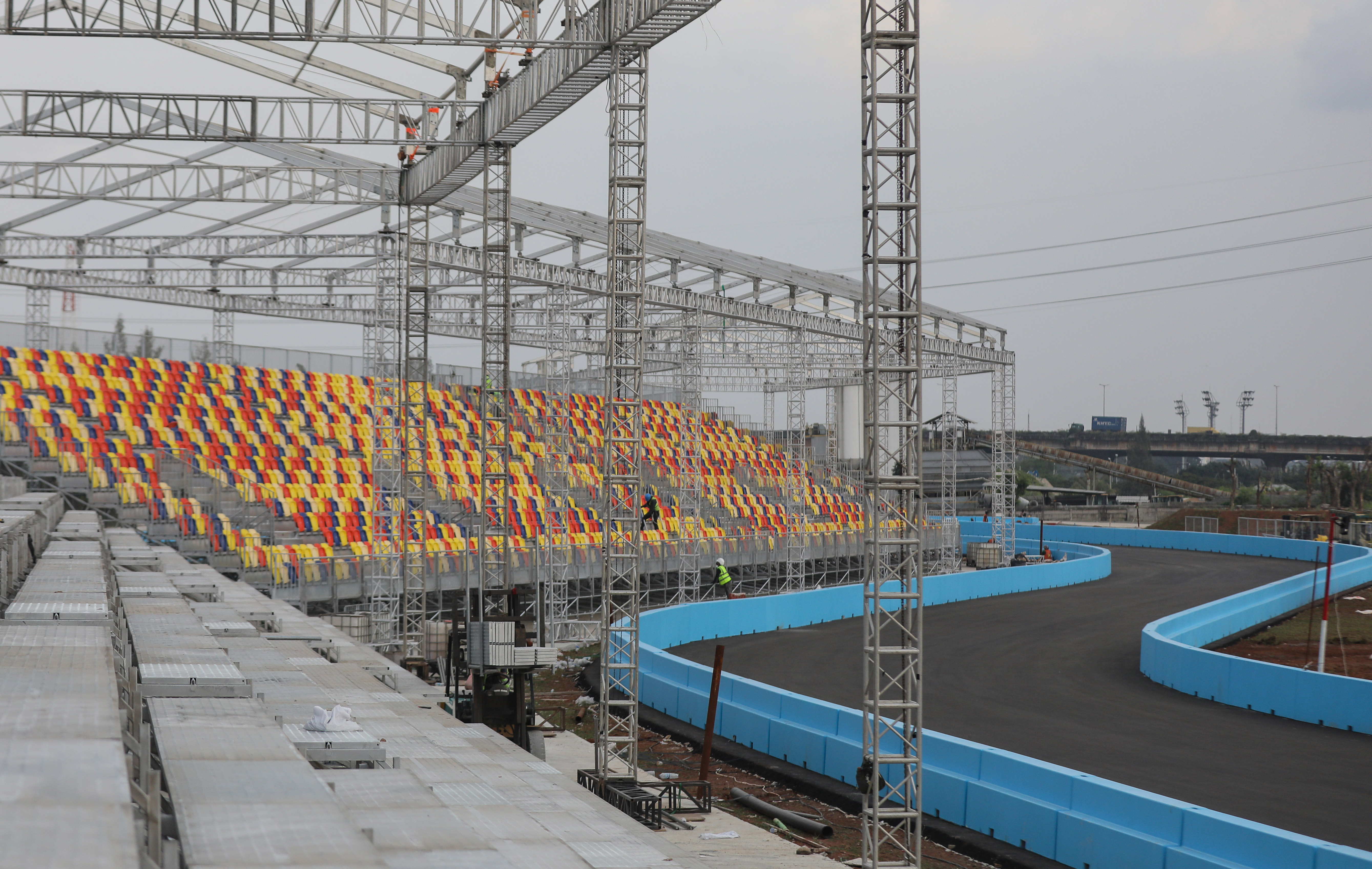 Pembangunan sirkuit Formula E- Prox 2022 di Ancol ini memiliki panjang sekitar 2,4 kilometer dengan lebar 12 meter serta 18 tikungan.