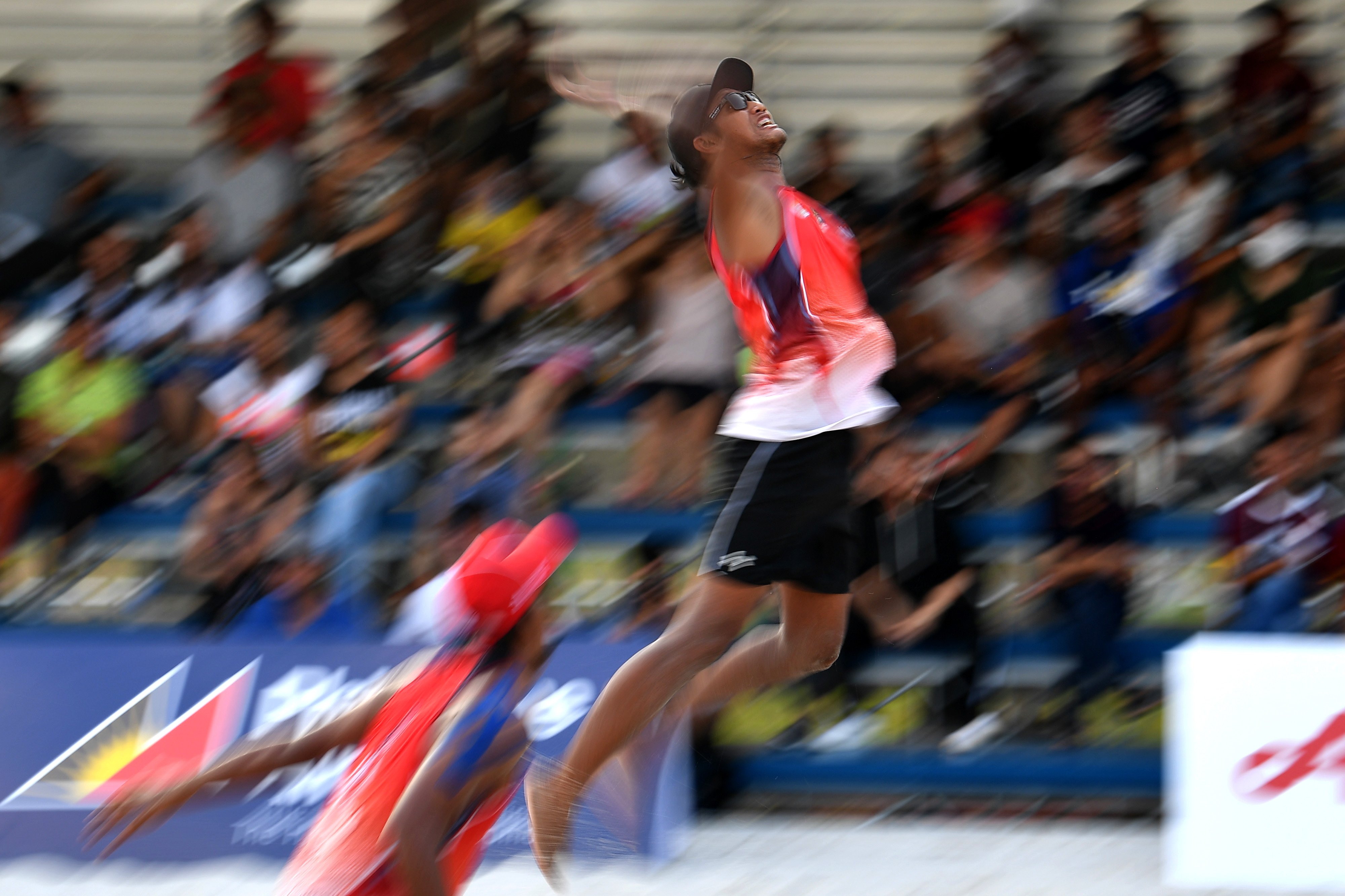 Ilustrasi. Pebola voli pantai Indonesia Mohammad Ashfiya (kanan) yang berpasangan dengan Ade Rachmawan melompat untuk memukul bola.