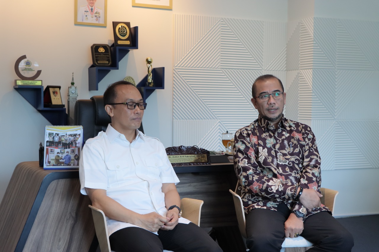 Ketua KPU Hasyim Asyari (kanan) bersama Dirjen Dukcapil Zudan Arif Fakrulloh