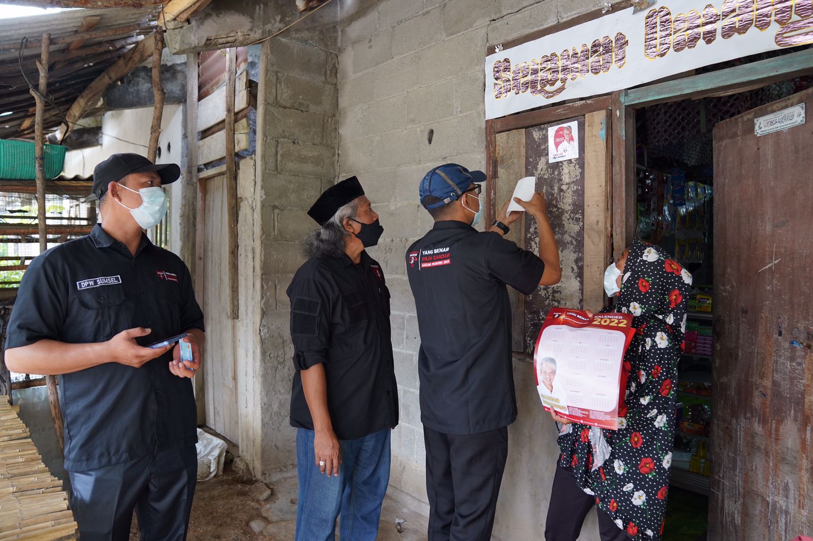 Relawan Sahabat Ganjar menyalurkan donasi ke warga Ogan Ilir, Sumsel