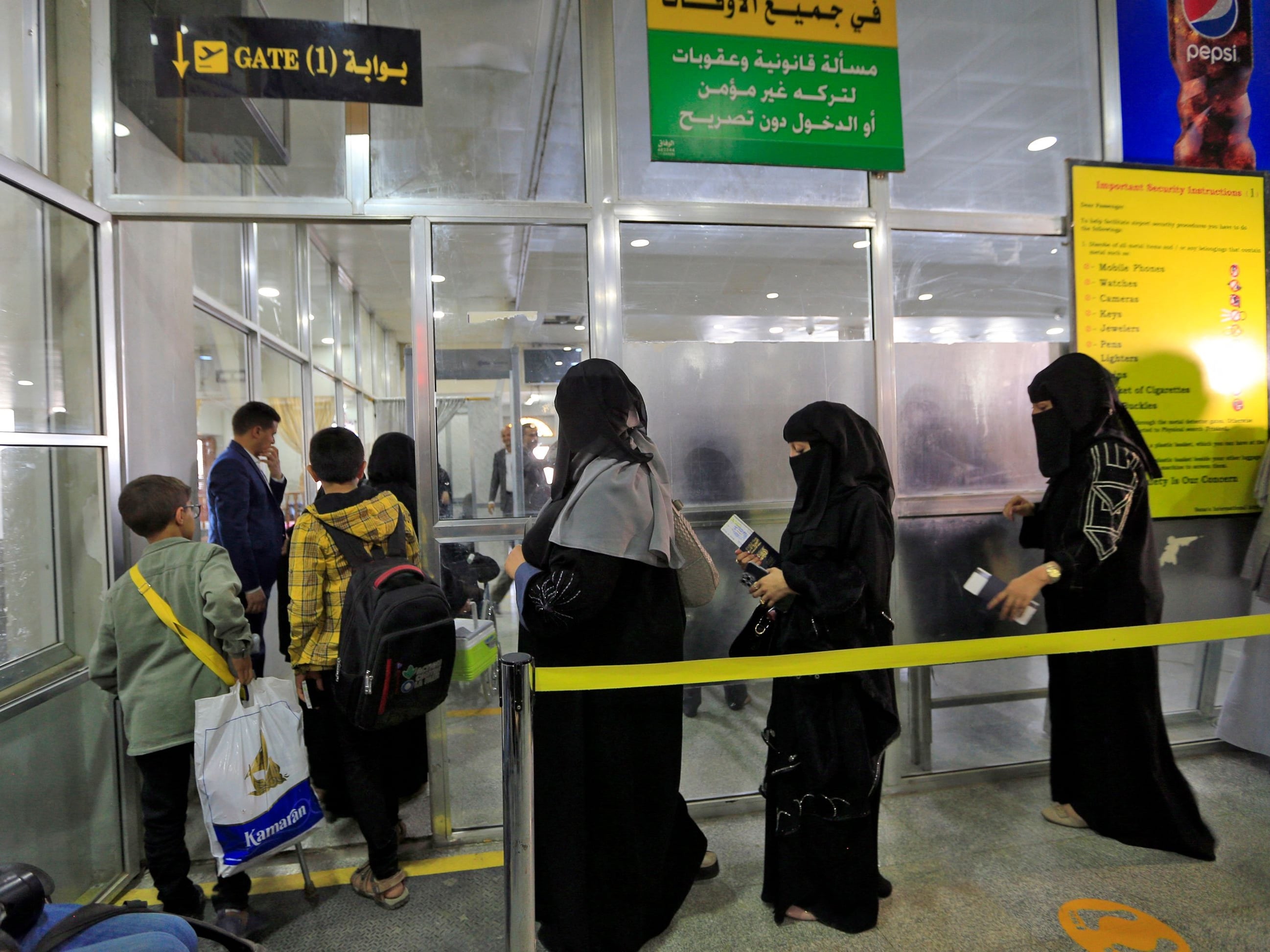 Penumpang bersiap mengikuti penerbangan Yaman Airways pertama dalam enam tahun dari bandara Sanaa di ibu kota Yaman ke Amman, Yordania. 