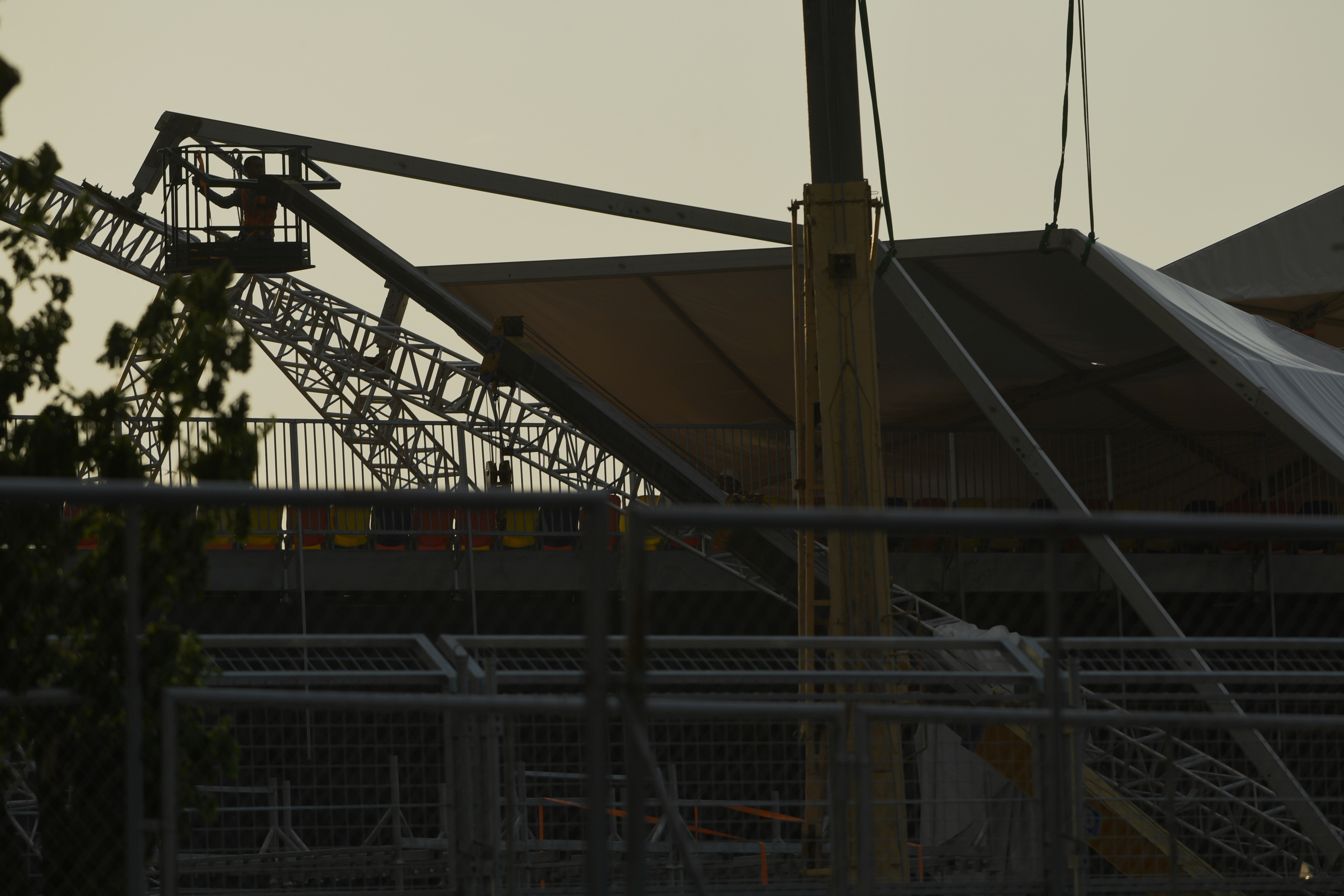 Pekerja membongkar atap tribun penonton sirkuit Formula E yang roboh untuk diperbaiki di Ancol, Jakarta