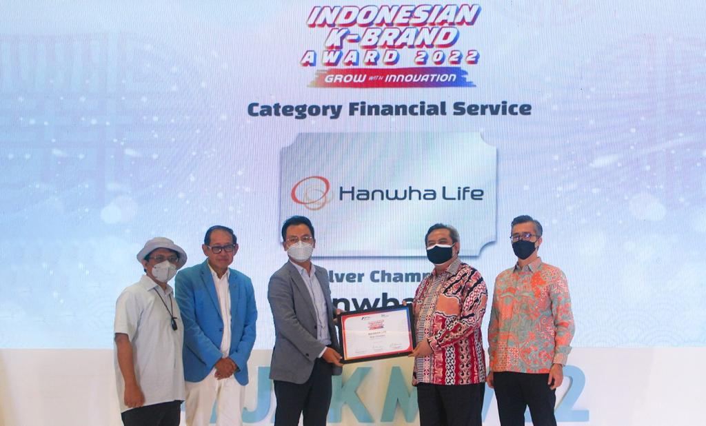 CMSO Hanwha Life Insurance Indonesia Steven Namkoong (ketiga dari kiri) menerima penghargaan Indonesian K-Brand Award 2022.