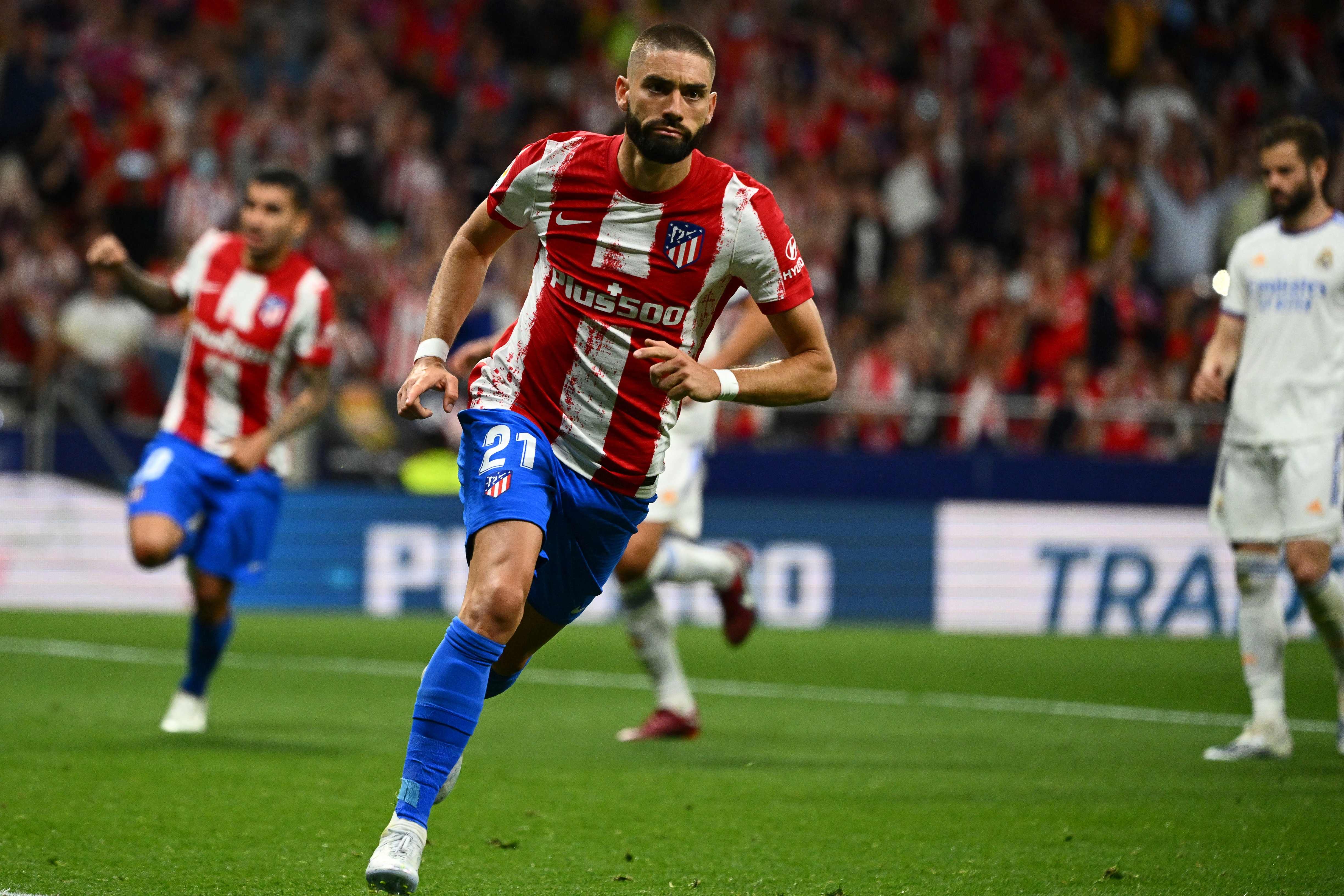 Gelandang Atletico Madrid Yannick Carrasco melakukan selebrasi usai mencetak gol di laga La Liga melawan Real Madrid.