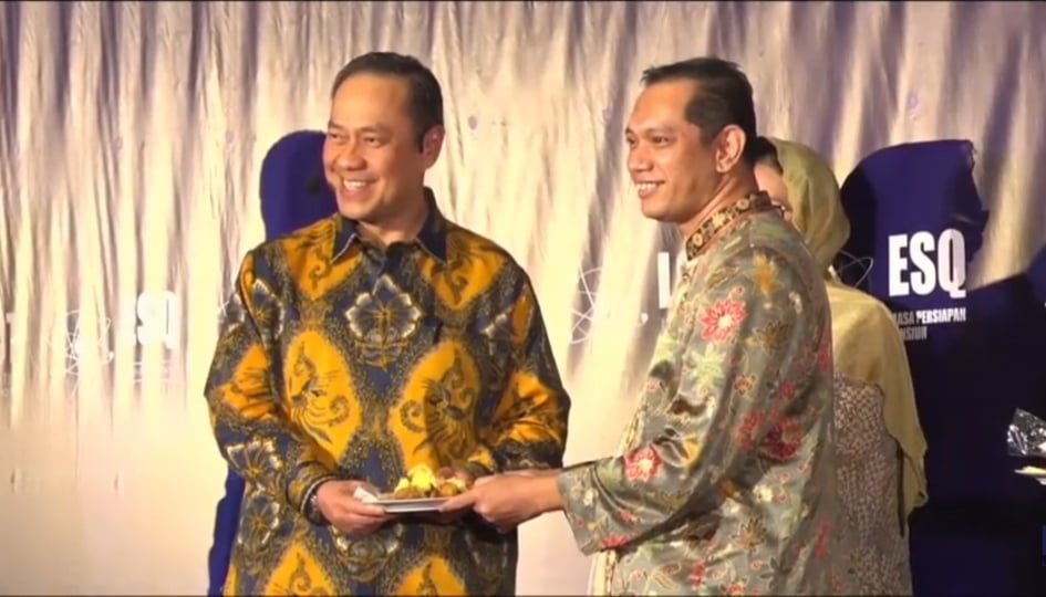 Ketua  Umum Forum Komunikasi Alumni (FKA) ESQ Ary Ginanjar Agustian (kiri) dalam acara milad ESQ.