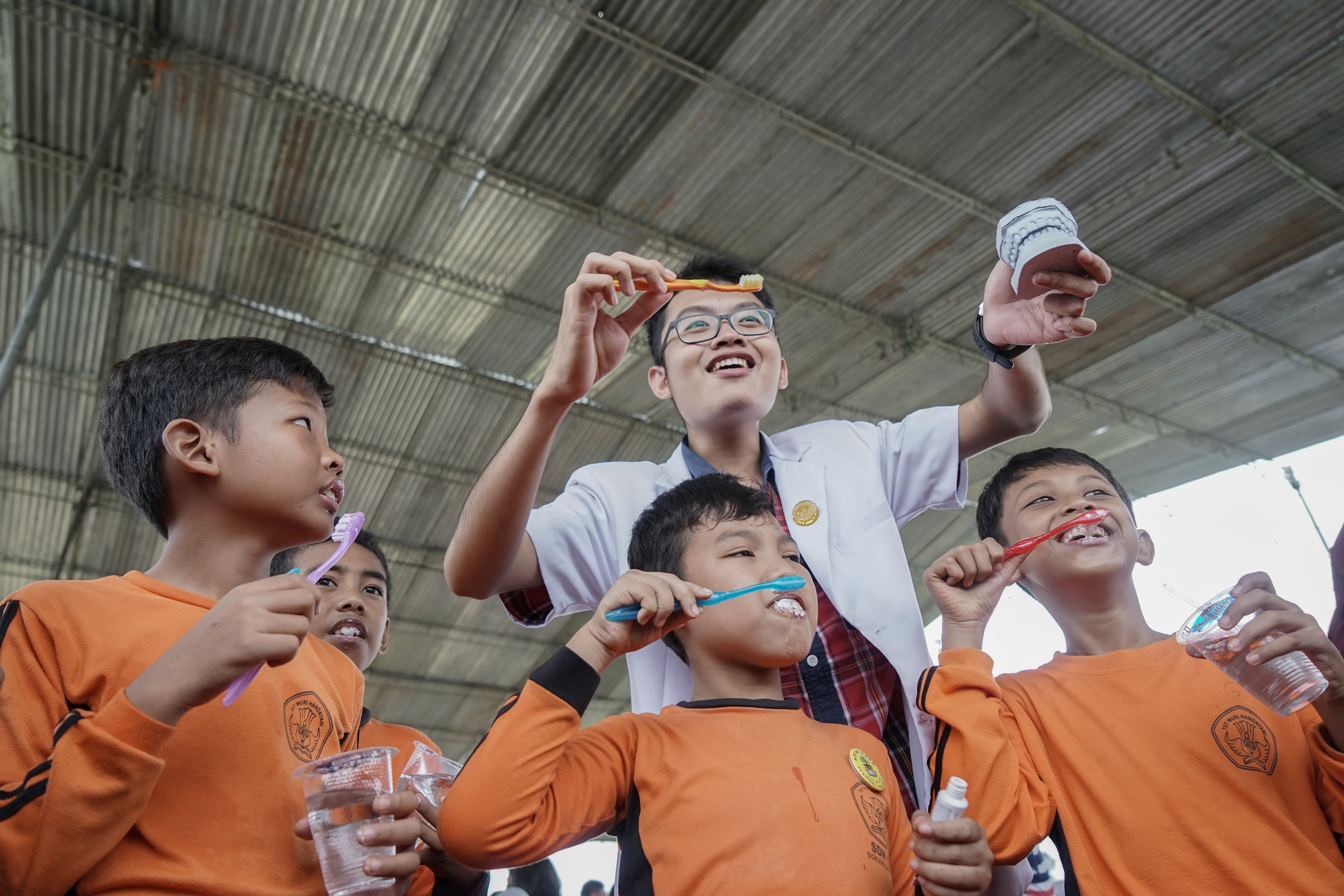 Sejumlah siswa SD mempraktekkan cara sikat gigi yang benar, pada acara sikat gigi bersama di Alun-alun Purwokerto, Banyumas, Jateng.