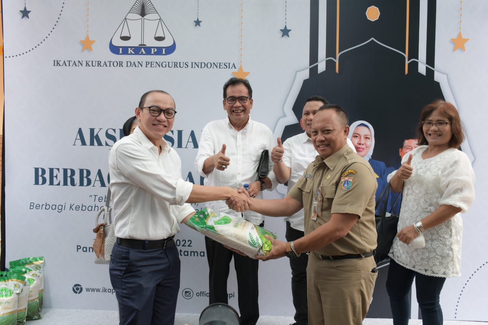 Ketua Umum Ikapi Oscar Sagita enggelar bakti sosial secara simultan di Panti Sosial Asuhan Anak Putra Utama 5, Duren Sawit, Jakarta Timur.