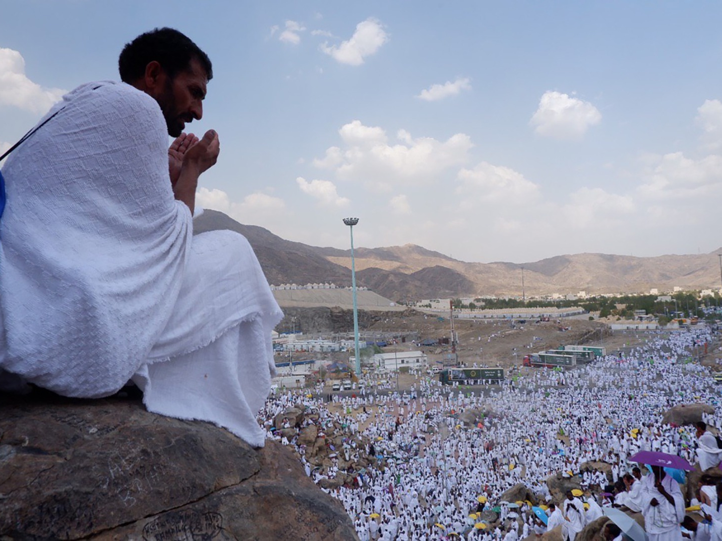 Umat Islam berdoa saat melaksanakan wukuf di Jabal Rahmah, Sabtu (10/8/2019).