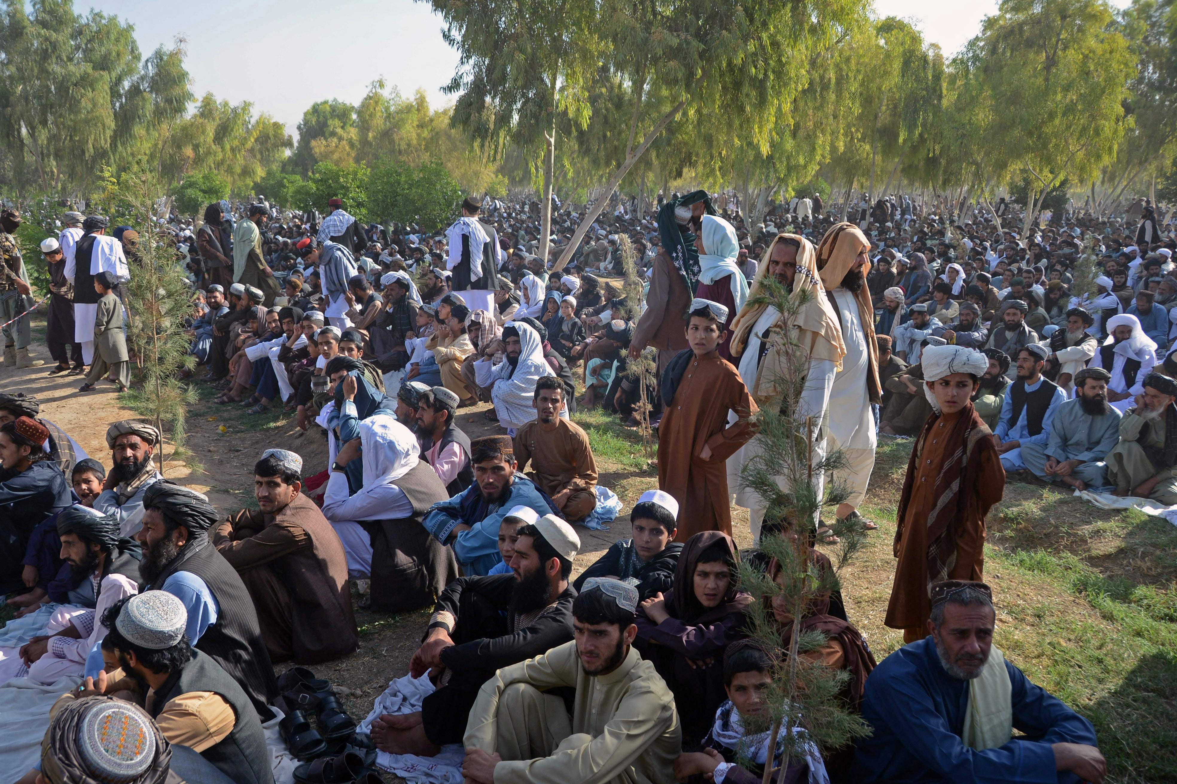 Warga Afghanistan melakukan Salat Idulfitri di Kandahar.