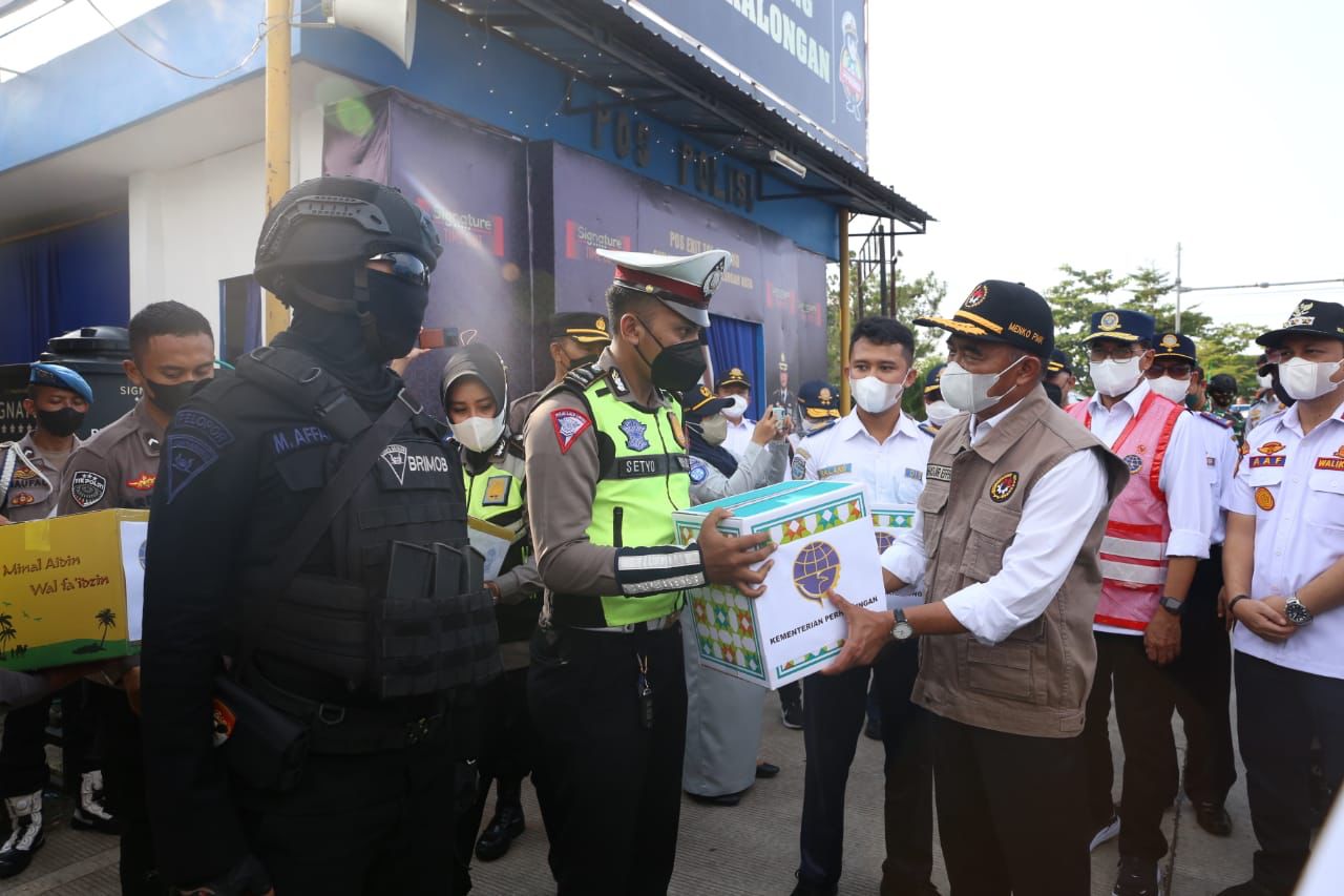 Menko PMK Muhadjir Effendy (tiga kanan)