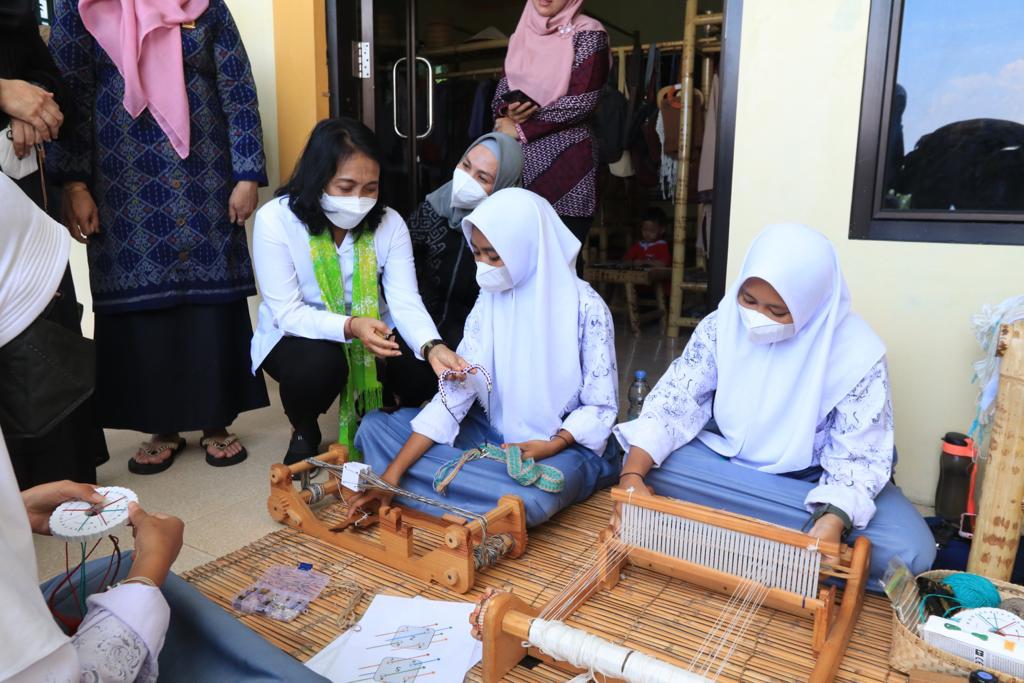 Menteri PPPA Bintang Puspayoga meninjau siswa sekolah yang ikut andil membangkitkan tradisi menenun di Tidore