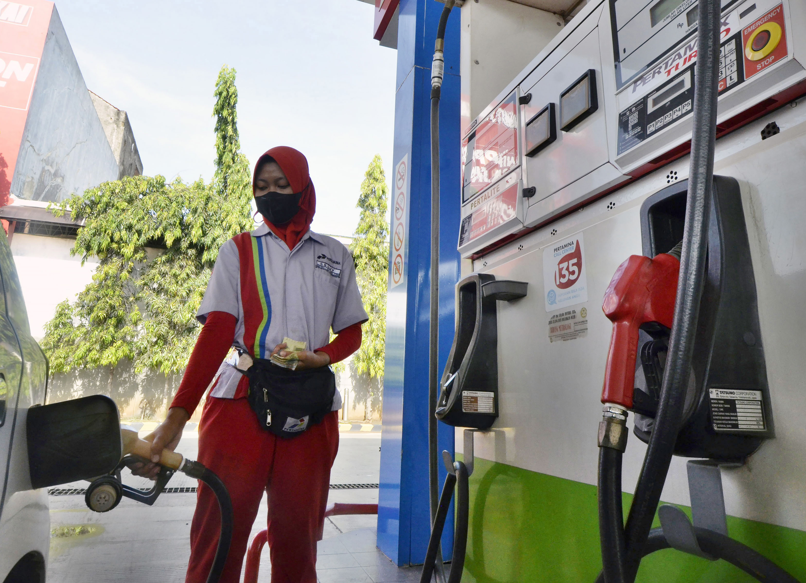 Petugas melayani pengisian BBM di SPBU 24.351.126 Jalan Pangeran Antasari, Bandar Lampung, Lampung, Selasa (19/4). 