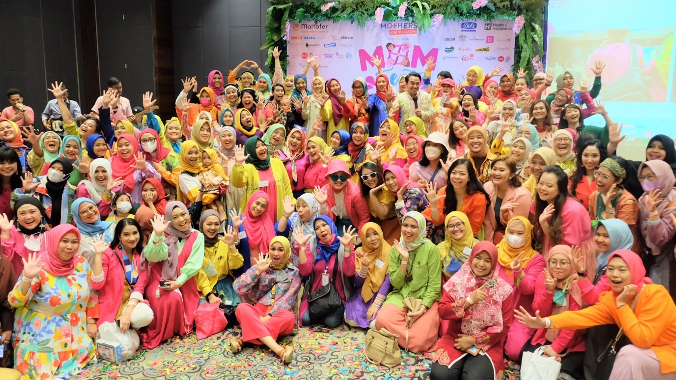 Peserta berfoto di ajang MomFest 2022