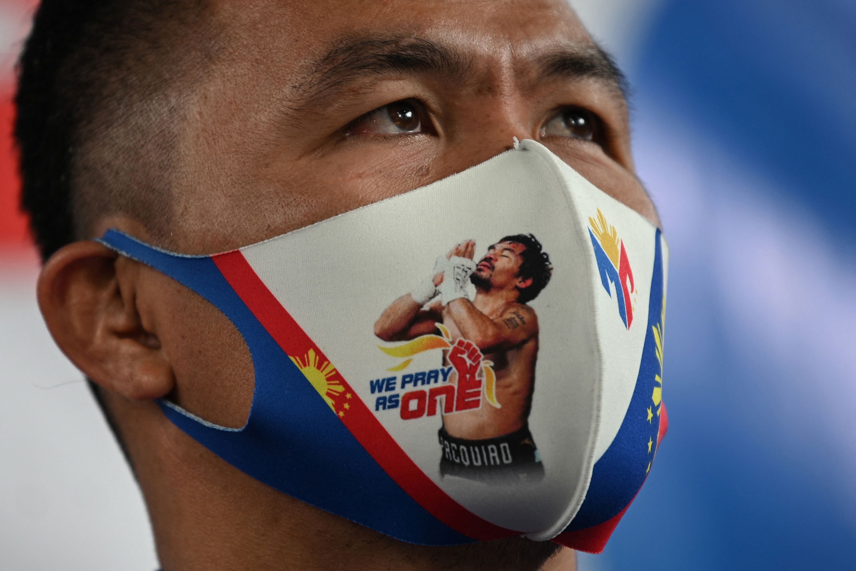 Manny Pacquiao menggunakan masker bergambar dirinya.