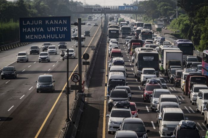 Kendaraan melintas saat penerapan rekayasa lalu lintas 