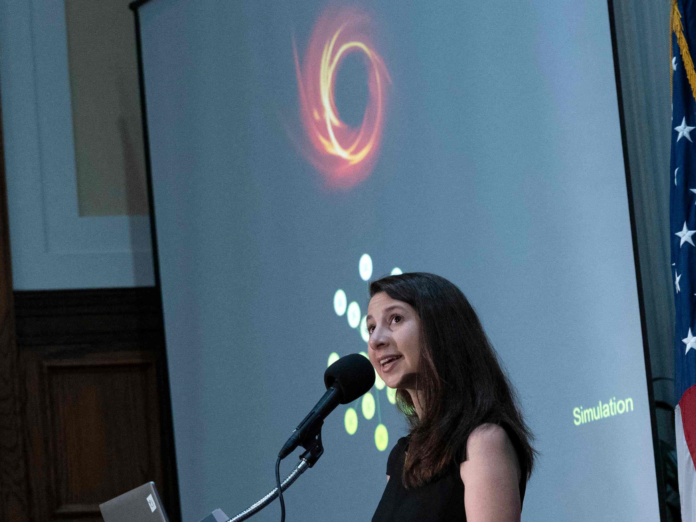 Asisten Profesor Ilmu Komputer dan Matematika, Teknik Elektro dan Astronomi, Katherine Bouman, selama konferensi pers, Kamis (12/5).