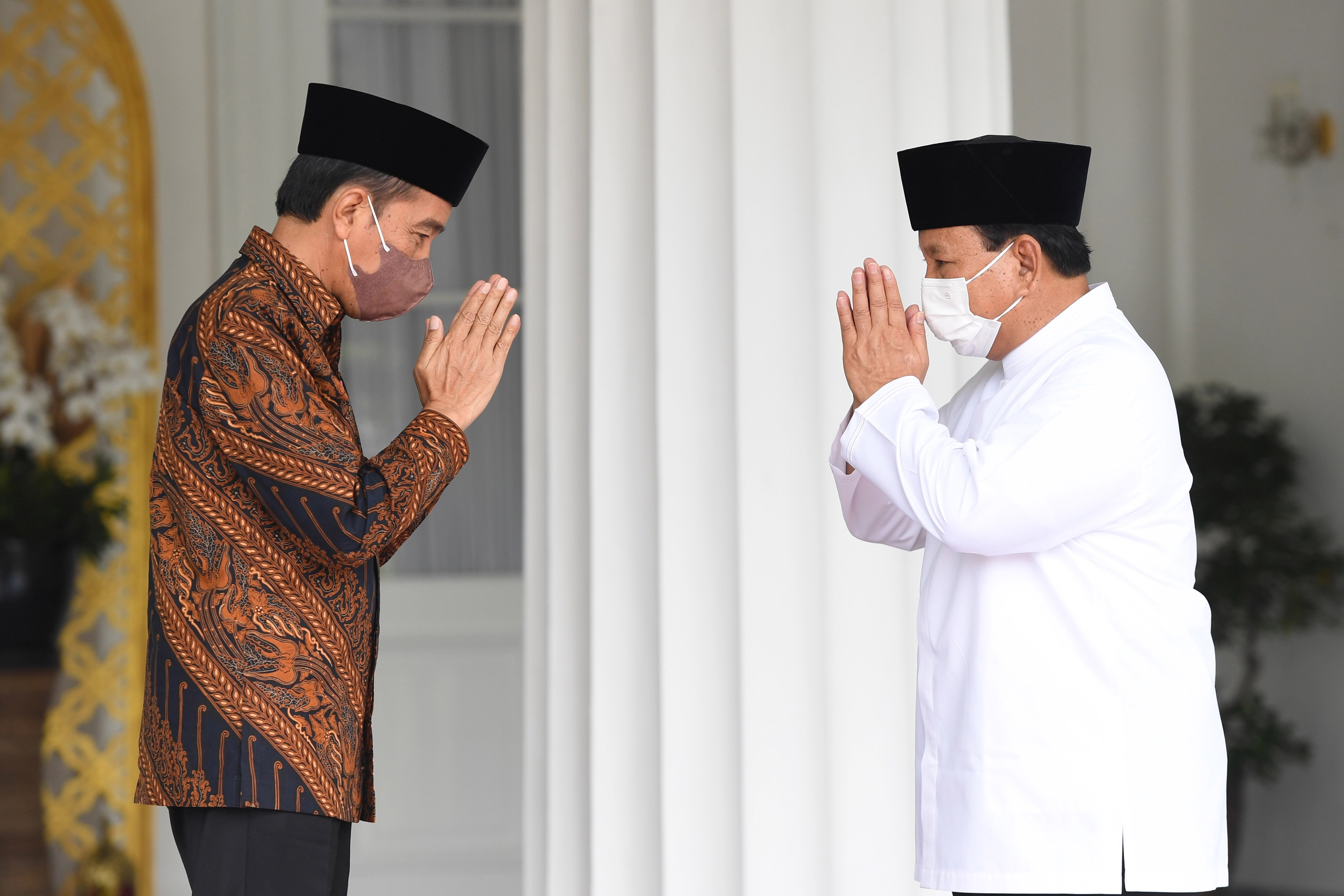 Menhan Prabowo Subianto bersilaturahmi dengan Presiden Joko Widodo di Hari pertama Idul Fitri 443 Hijirah