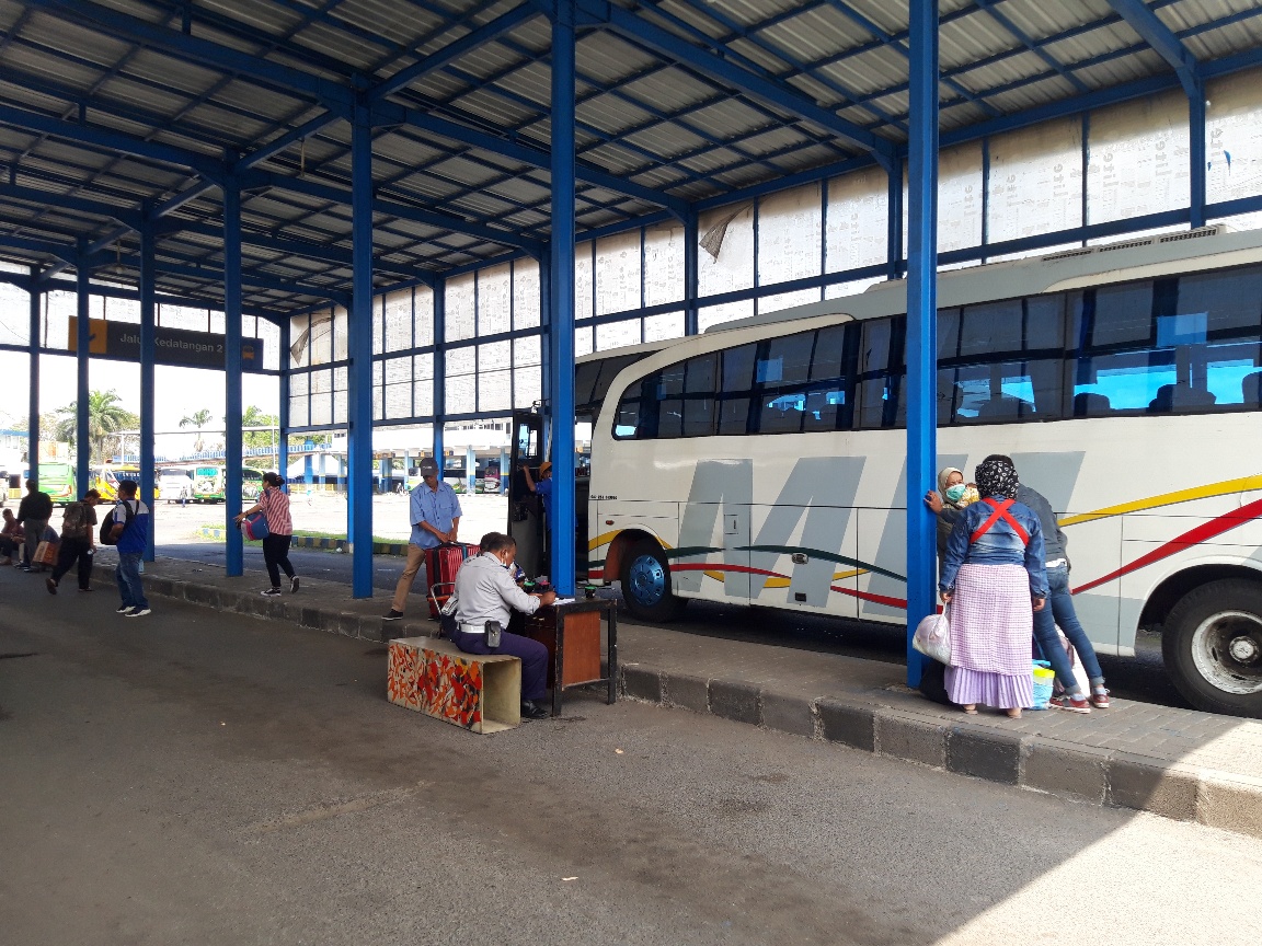 Penumpang arus balik sedang membeli tiket di terminal Arjosari, Malang