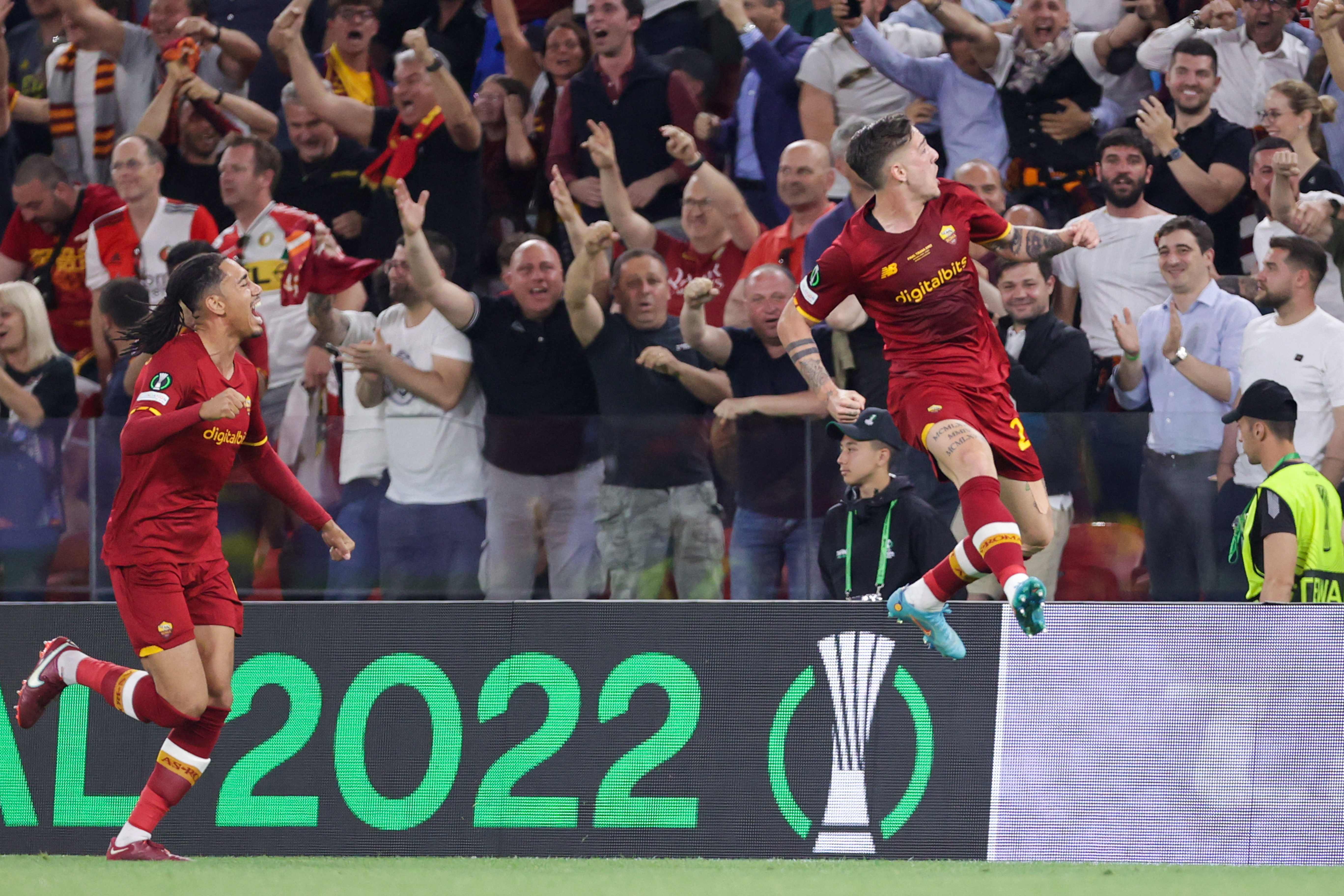 Gelandang AS Roma Nicolo Zaniolo (kanan) melakukan selebrasi usai mencetak gol ke gawang Feyenoord di laga final Liga Konferensi UEFA.