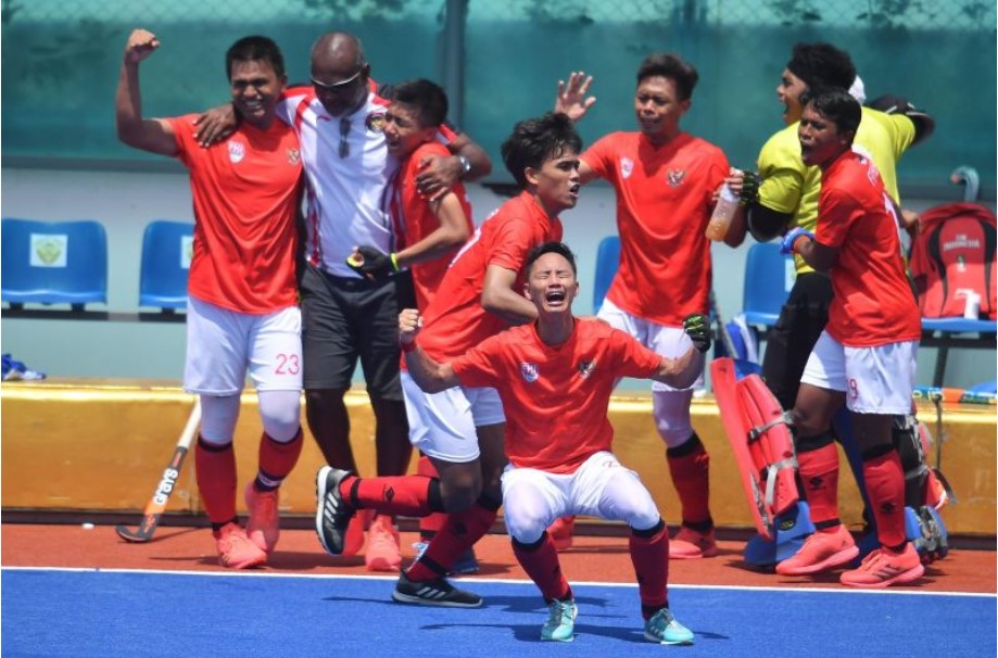 Para pemain timnas hoki Indonesia melakukan selebrasi usai melaju ke semifinal Kejuaraan Hoki di Bangkok.