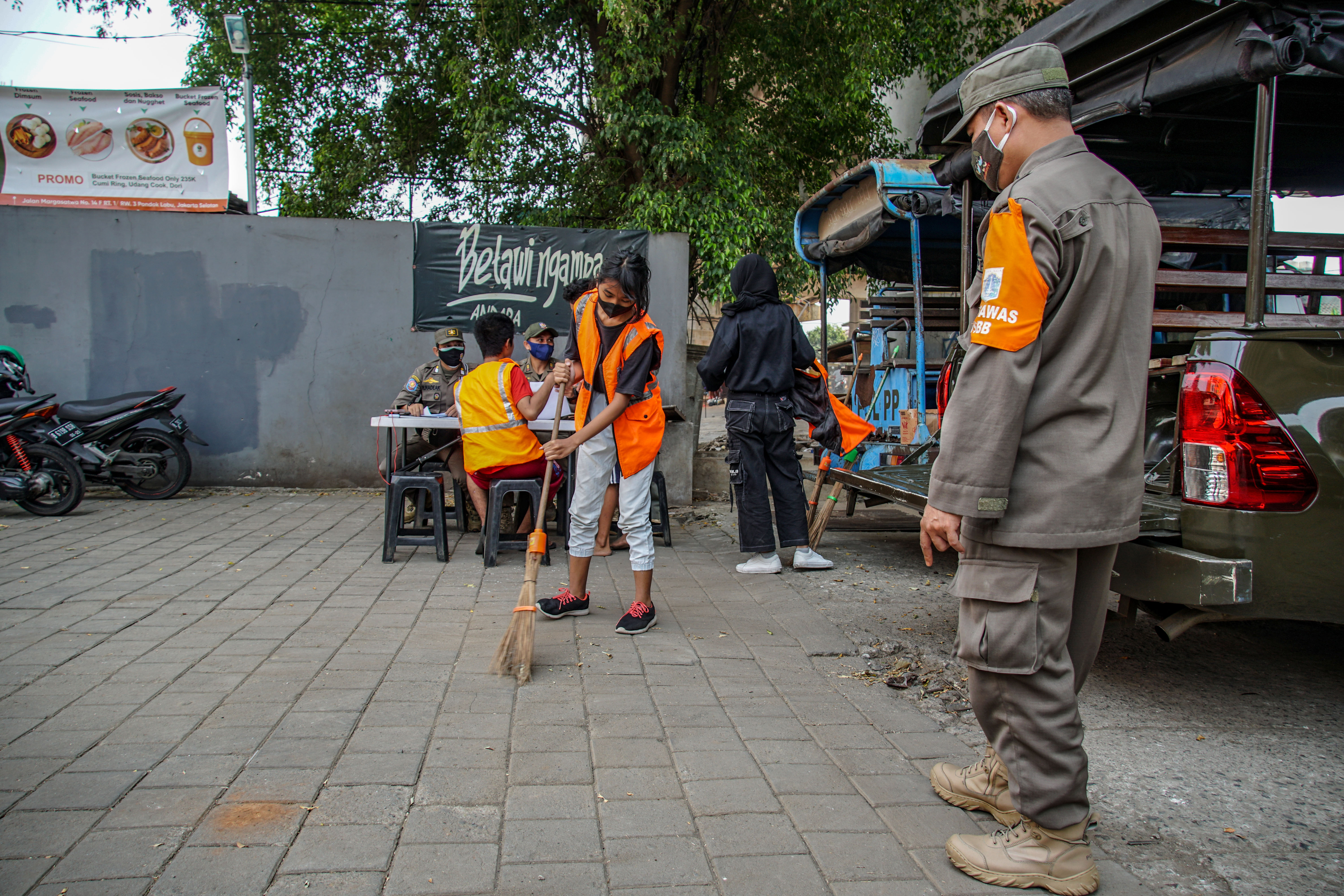 Satpol PP menjaring pelanggar prokes