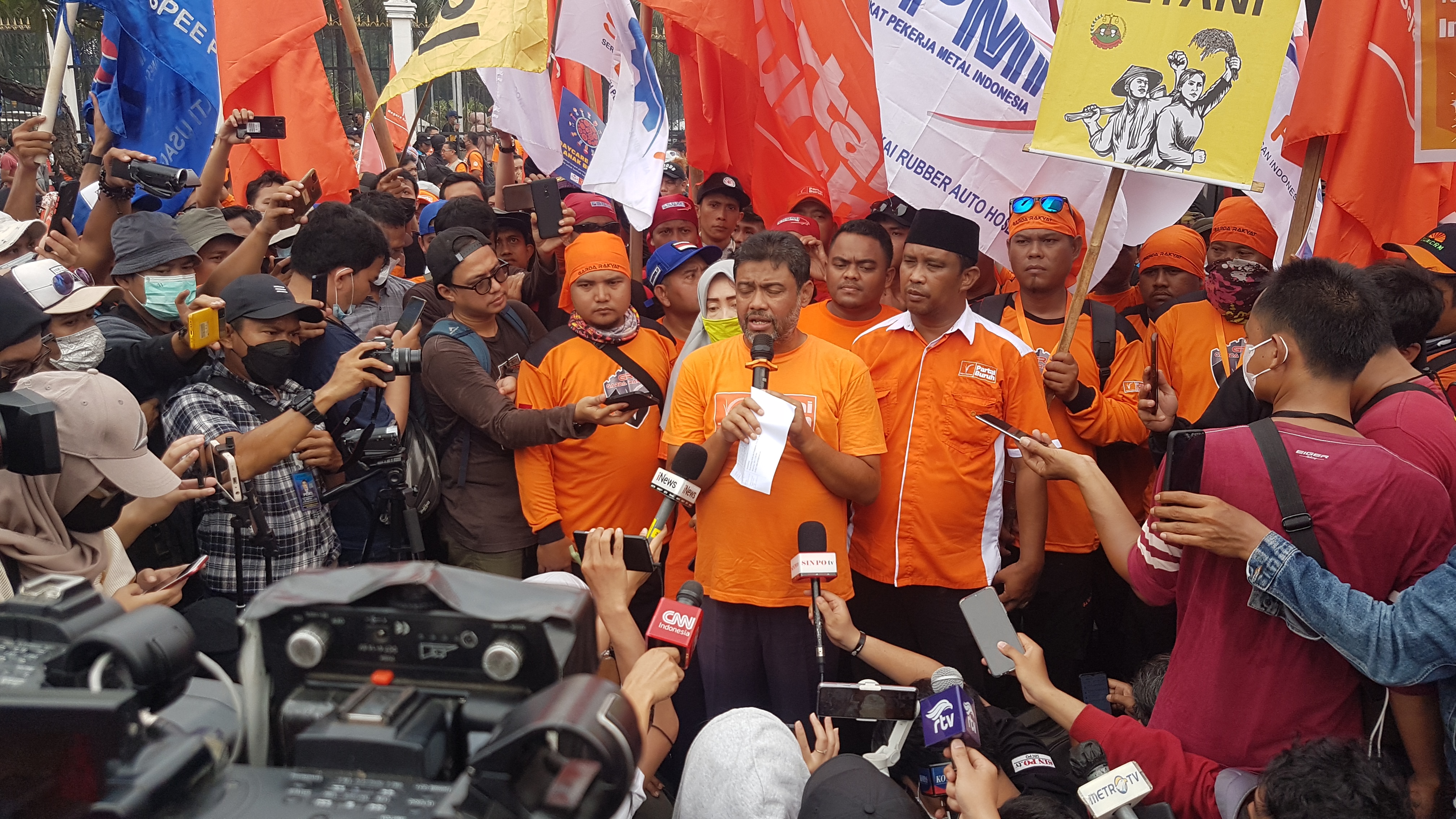 Said Iqbal, selaku pimpinan aksi yang sekaligus ketua umum Partai Buruh, membacakan tuntutan di depan massa aksi.