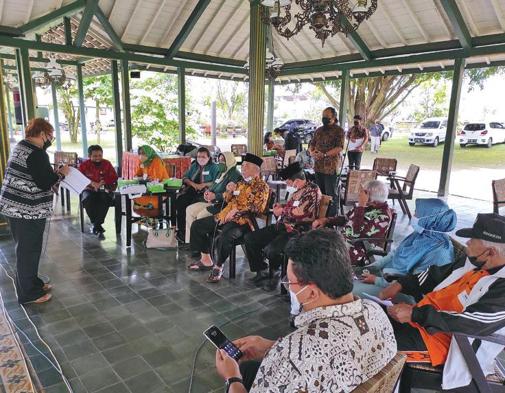 Peneliti UGM, Novi Kurnia, memfasilitasi kegiatan diskusi kelompok terarah (FGD) Tular Nalar untuk Lansia di Wonosobo, Jawa Tengah, Februari