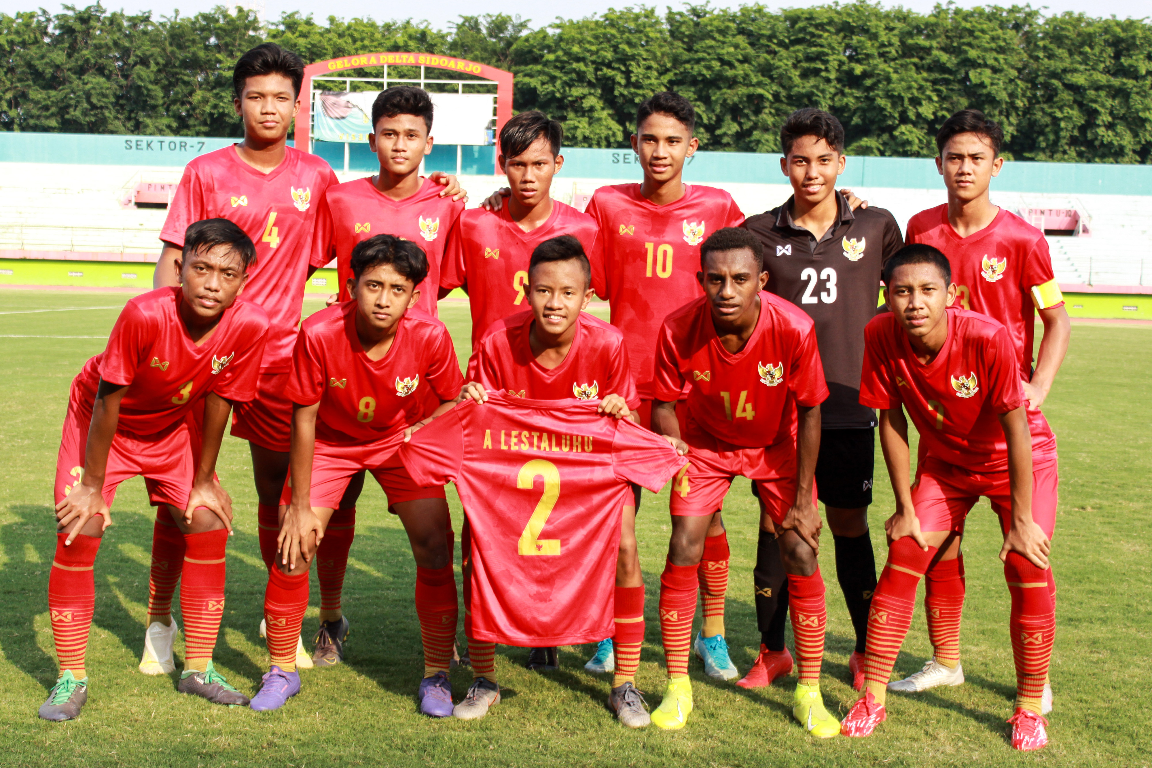 Pemain Timnas Indonesia U-16 berpose sebelum laga uji pada 2020.