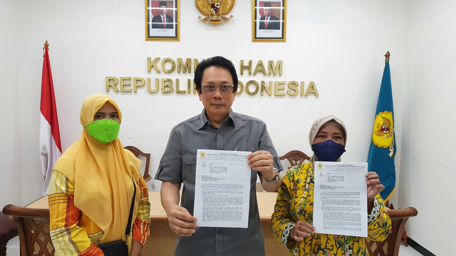 Arumiarti, istri dari terdakwa almarhum Iman Saptadi seusai melaporkan dan meminta keadilan di Komnas Ham, Jakarta, Jumat (13/5)