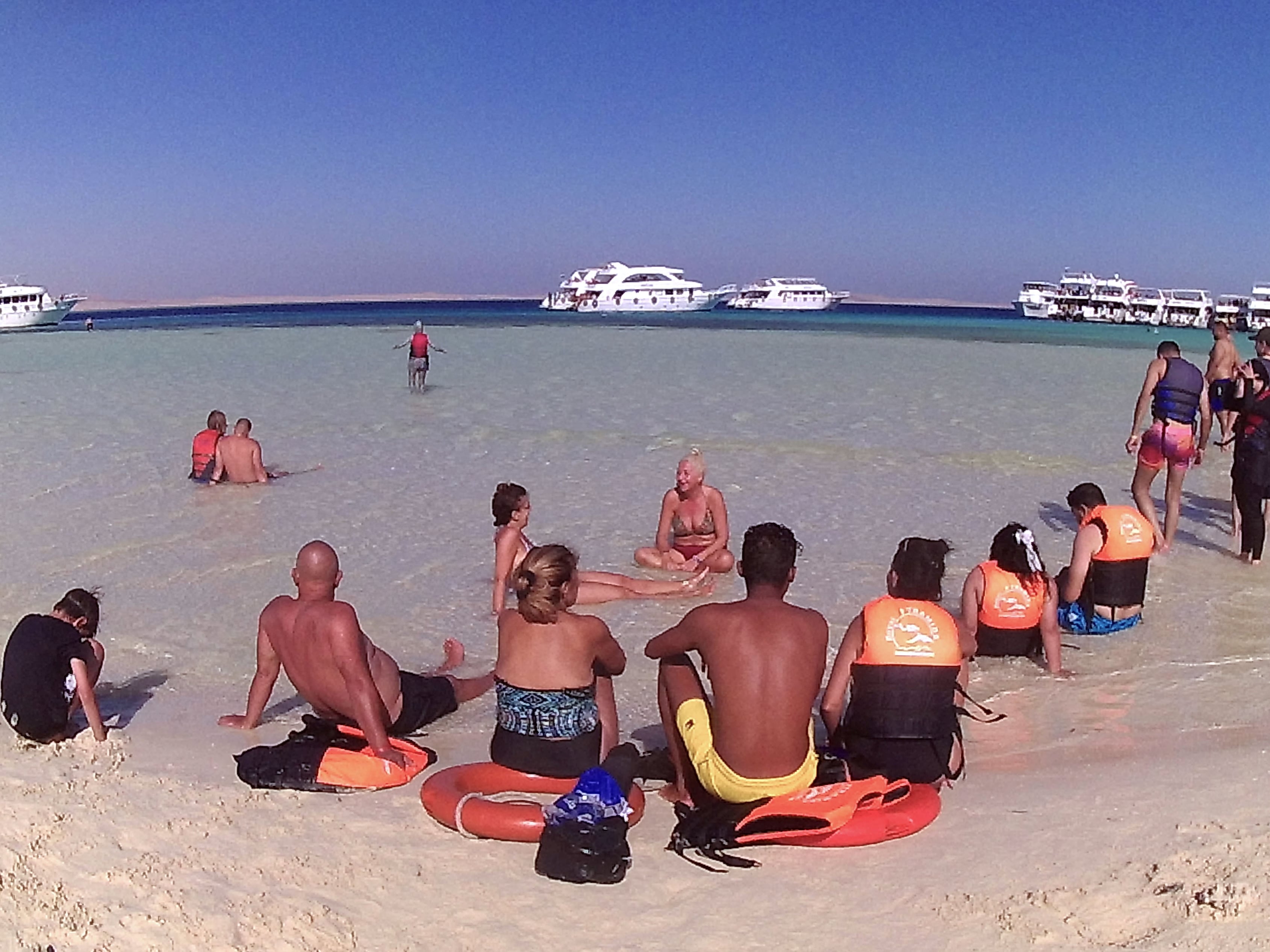 Turis Rusia di Pulau Putih dekat Pulau Ras Mohammed di resort Laut Merah Mesir Sharm el-Sheikh, akhir September 2021.