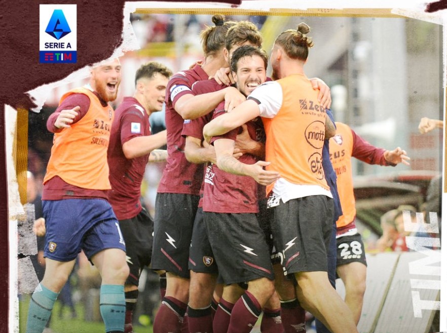 Pemain Salernitana melakukan selebrasi usai mencetak gol ke gawang Venezia di laga Serie A.