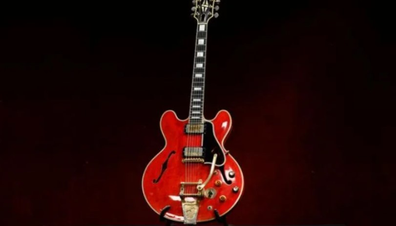 Gitar yang hancur saat bubarnya Oasis