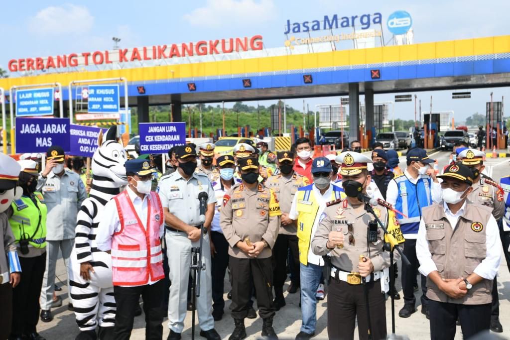 Pelepasan arus balik Lebaran 2022 serta peresmian rekayasa lalu lintas satu arah atau one way dari Gerbang Tol Kalikangkung, Semarang. 