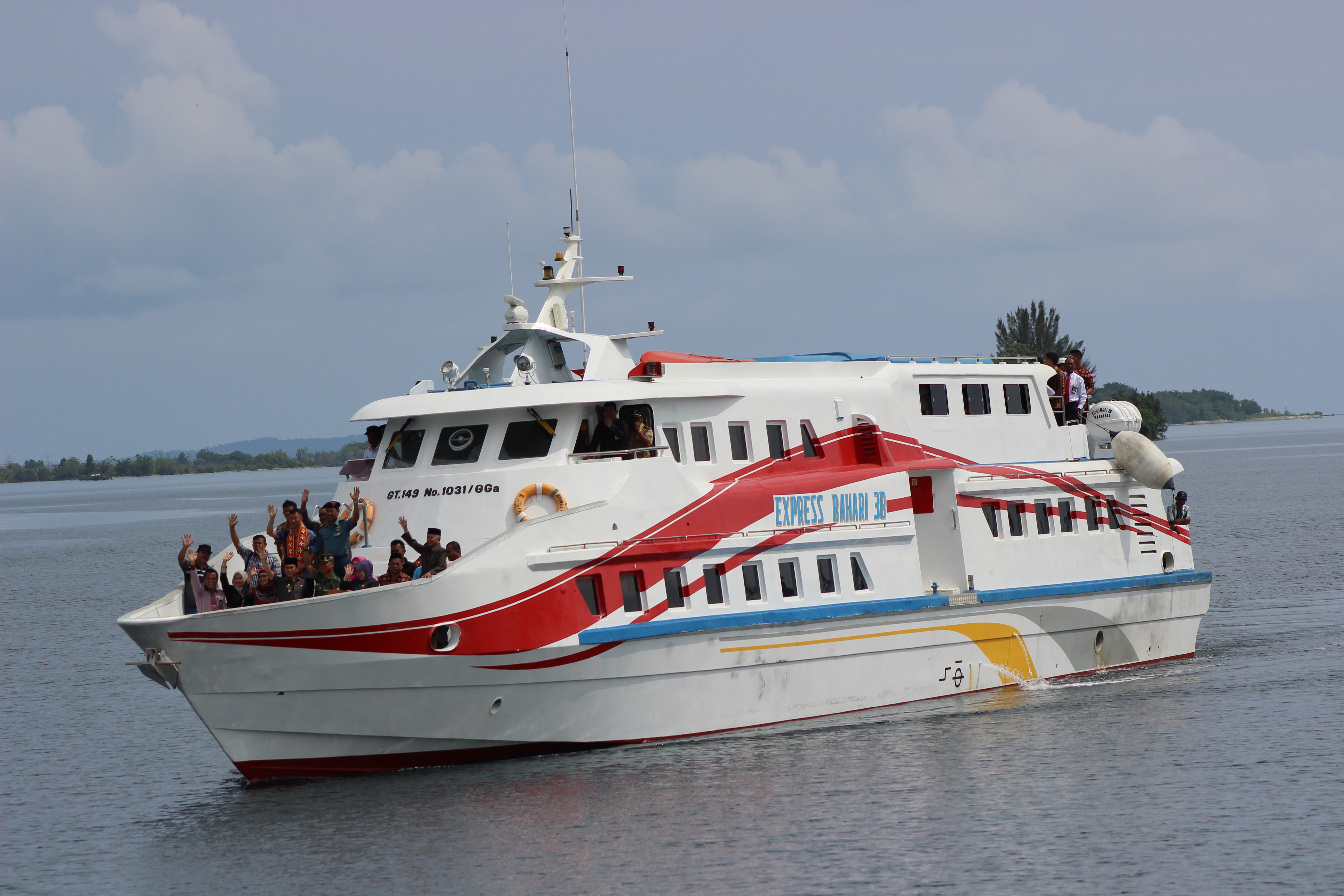 Wisatawan memadati kapal cepat expres bahari yang melayani penyeberangan dari Ulee Lheue, Banda Aceh ke Balohan, Sabang. 