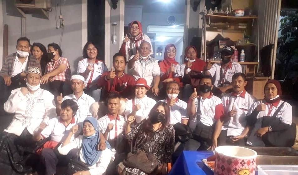 Pengurus dan anggota Sekretariat Nasional Jaringan Organisasi Komunitas Warga Indonesia pendukung Jokowi atau Seknas Jokowi berpose bersama.