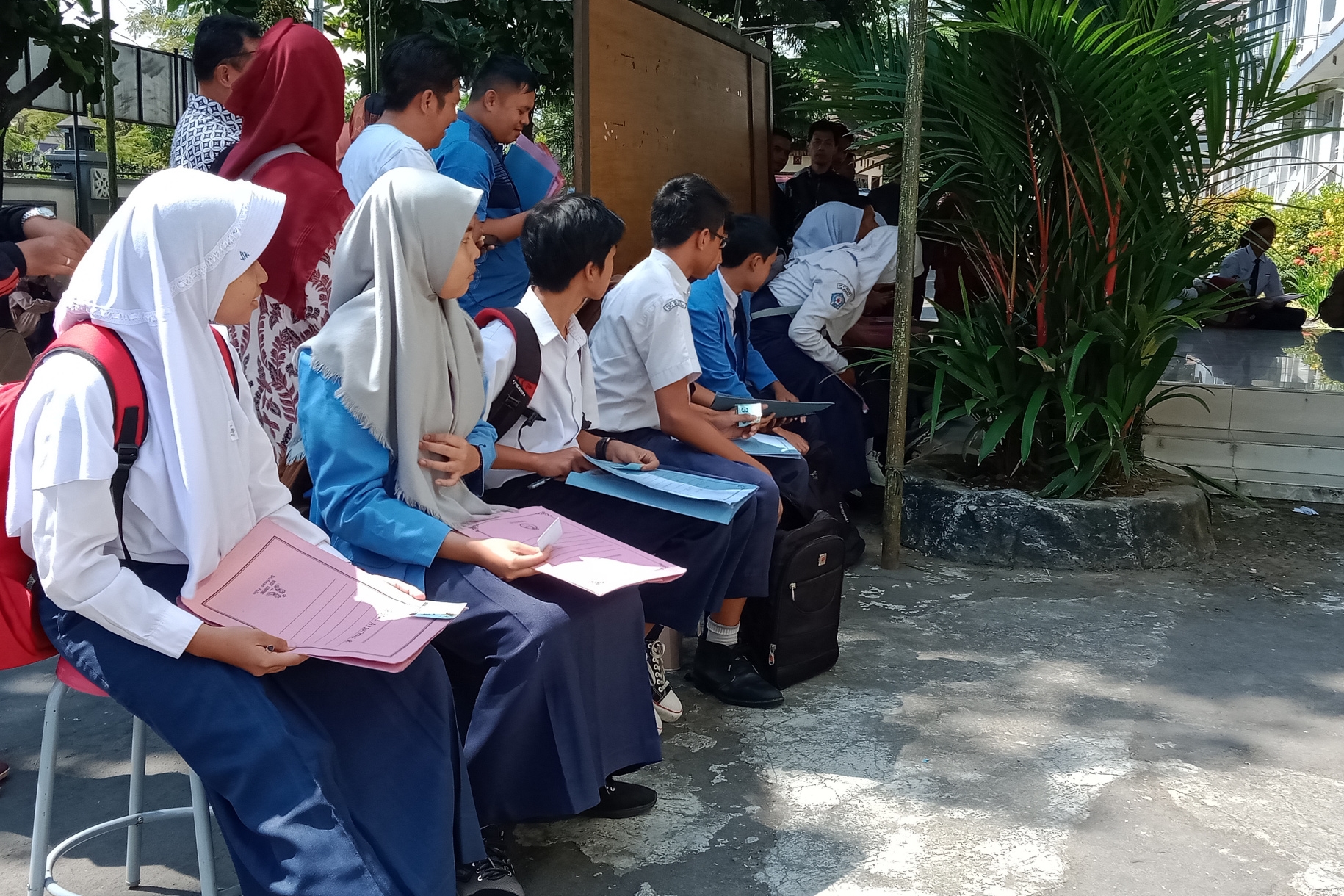 Peserta didik baru membawa sejumlah berkas di antaranya SKHUN di Magelang, Jateng.
