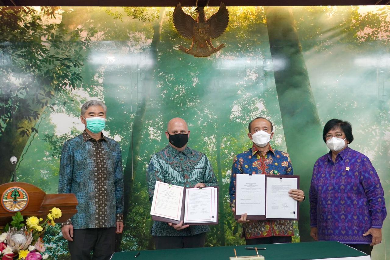Penandatanganan perjanjian kerja sama KLHK dengan United States Agency for International Developement (USAID) di Jakarta, Jumat (20/5/2021)