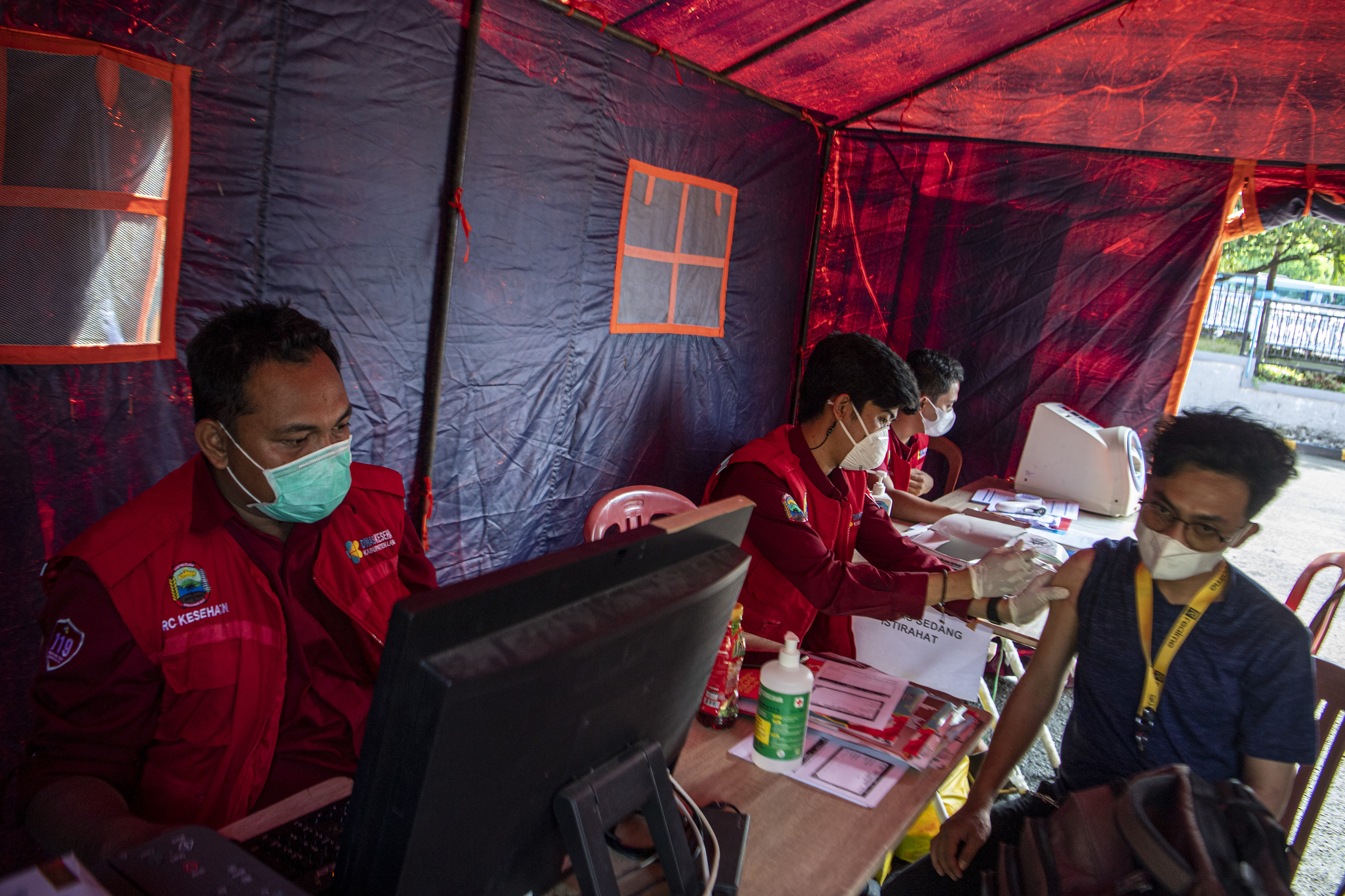 Petugas keseahatan menyuntikkan vaksin booster pada pemudik di Pelabuhan Bakauheni, Lampung
