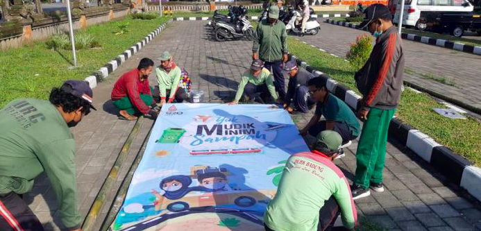 Pemasangan Informasi Baliho di TermInal Bus Antar Kota Antar Propinsi (AKAP) Mengwi, Kabupaten Badung, Bali.