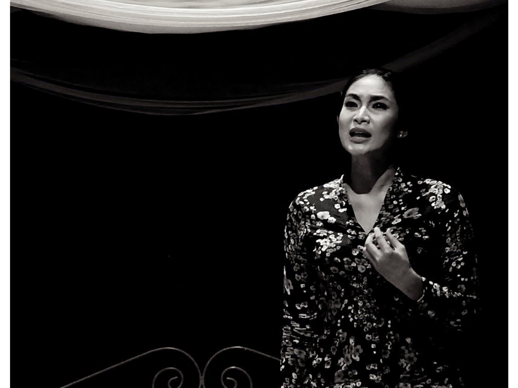 Happy Salma memerankan tokoh utama di monolog Inggit Ganarsih.