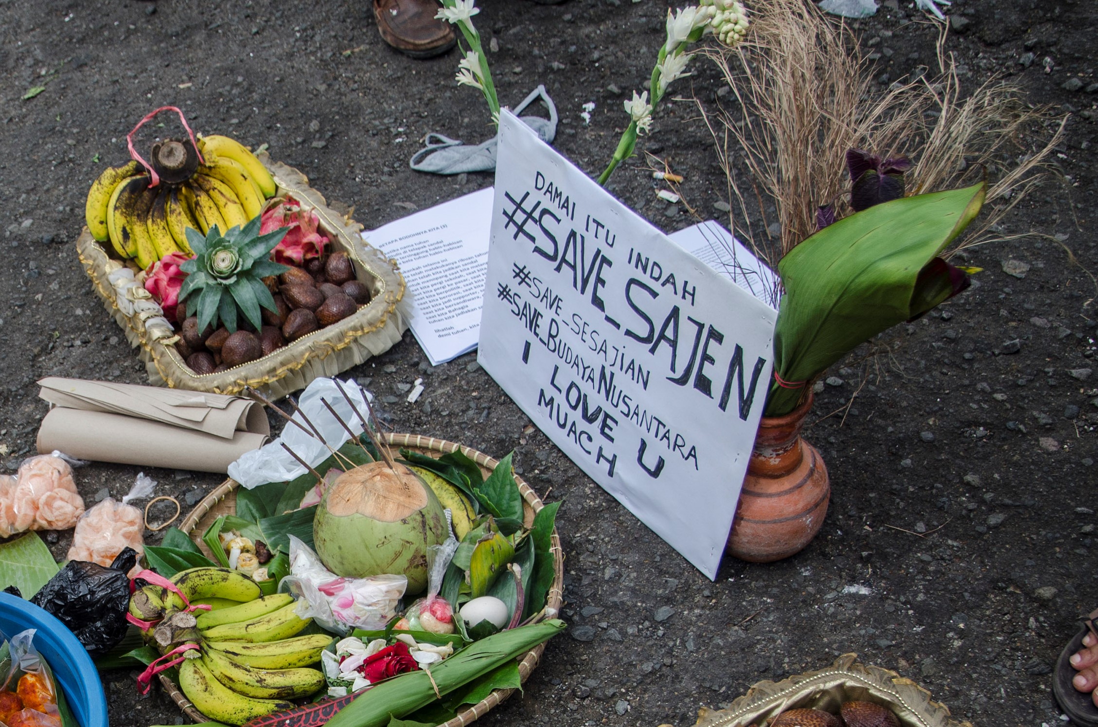 Aksi Save Sesajen Damai untuk Tradisi Nusantara di depan Monumen Perjuangan Rakyat, Bandung, Jawa Barat.
