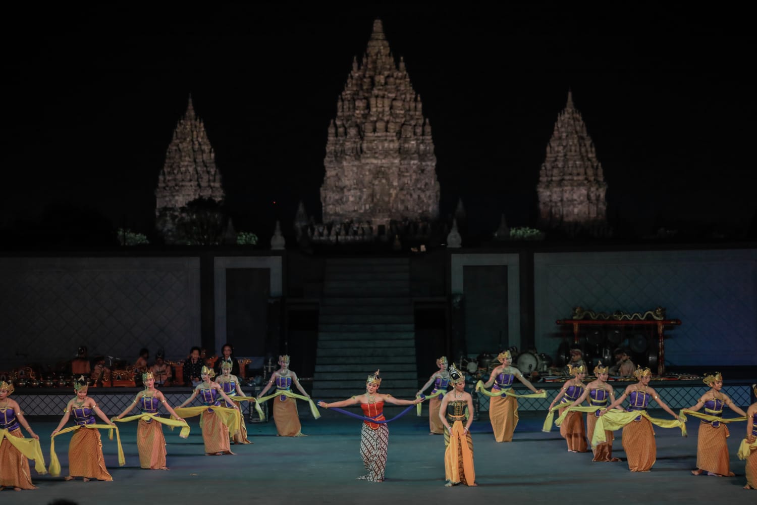 Pentas Sendratari Ramayana di teater terbuka Candi Prambanan.
