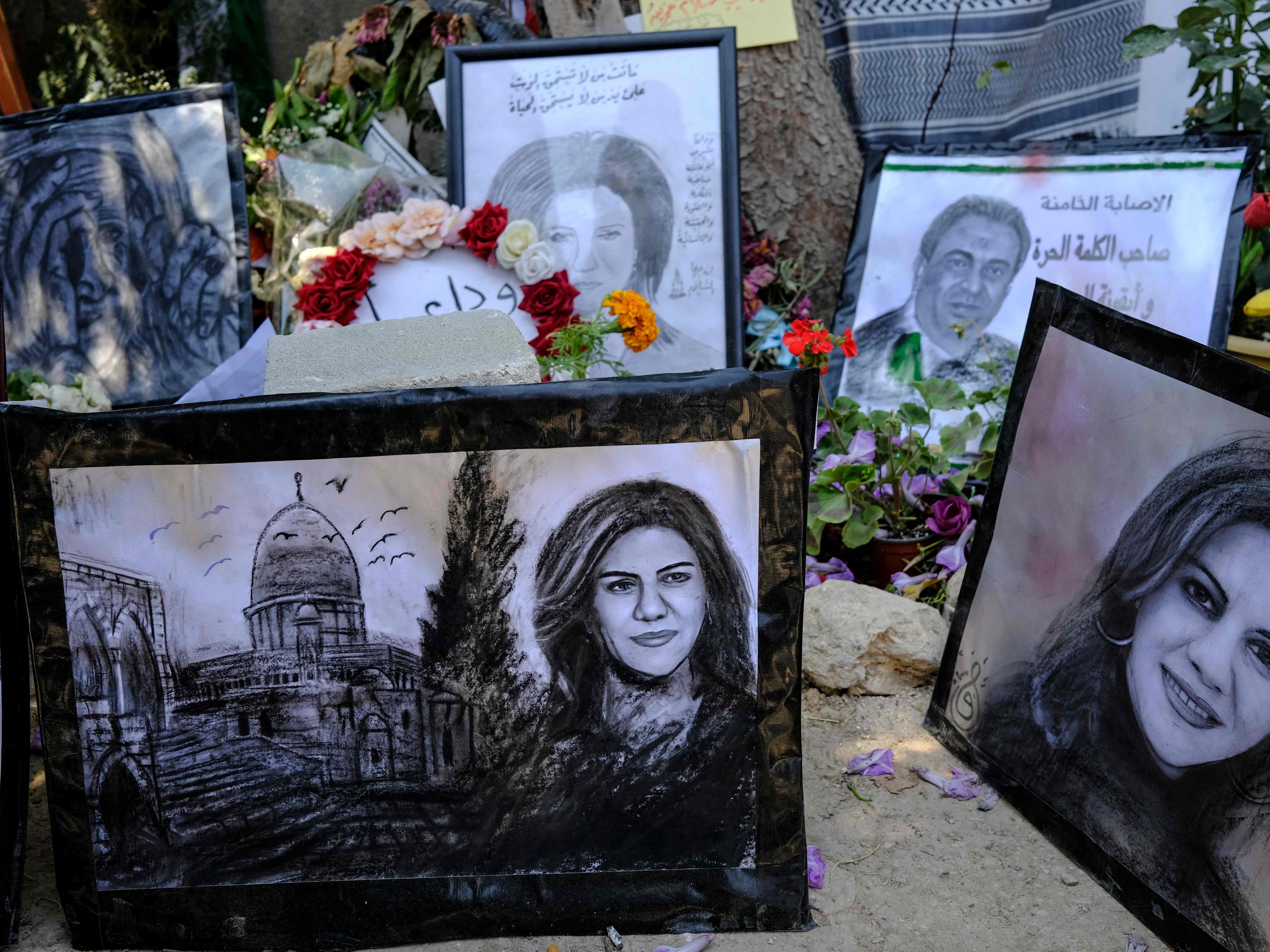Potret mendiang jurnalis Al-Jazeera Palestina Shireen Abu Akleh terlihat dalam pameran seni untuk menghormatinya di kota Jenin, Tepi Barat.