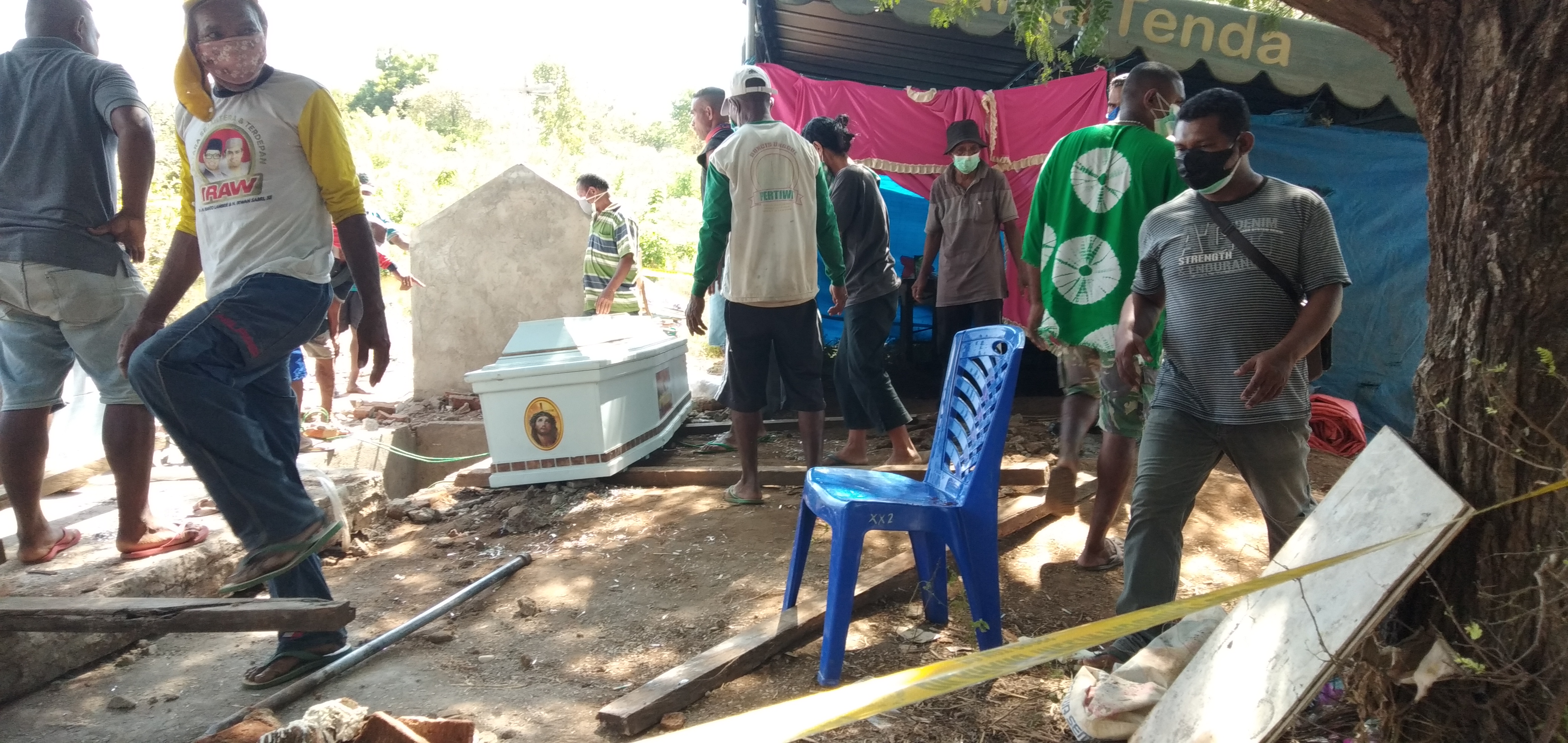 Jenazah bendahara bupati Lambata setelah dikubur selama 21 hari dibongkar untuk diotopsi, Selasa (31/5/2022)