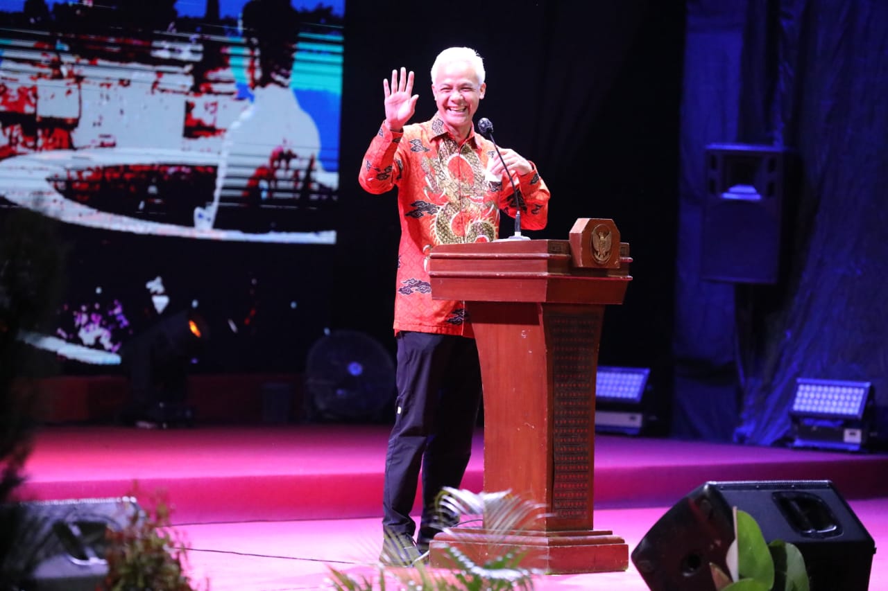 Gubernur Jateng Ganjar Pranowo menghadiri acara Dharmasanti malam peringatan Trisuci Waisak di pelataran Candi Borobudur, Senin (16/5) malam