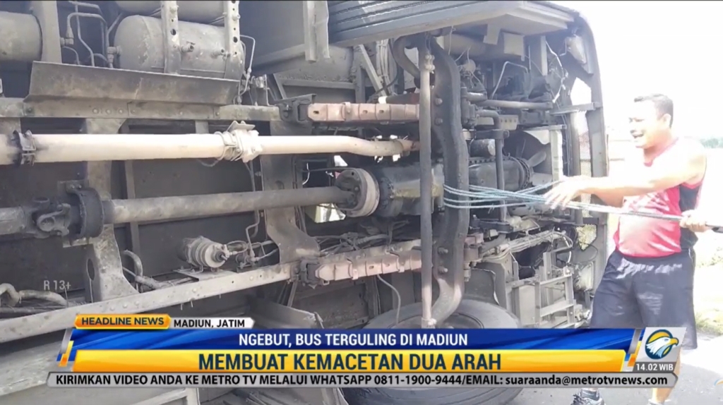 Bus yang terguling.